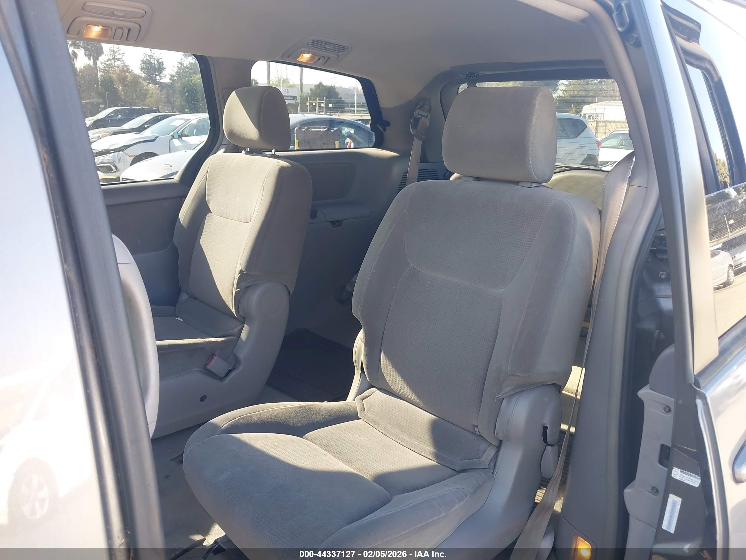 TOYOTA SIENNA image 8