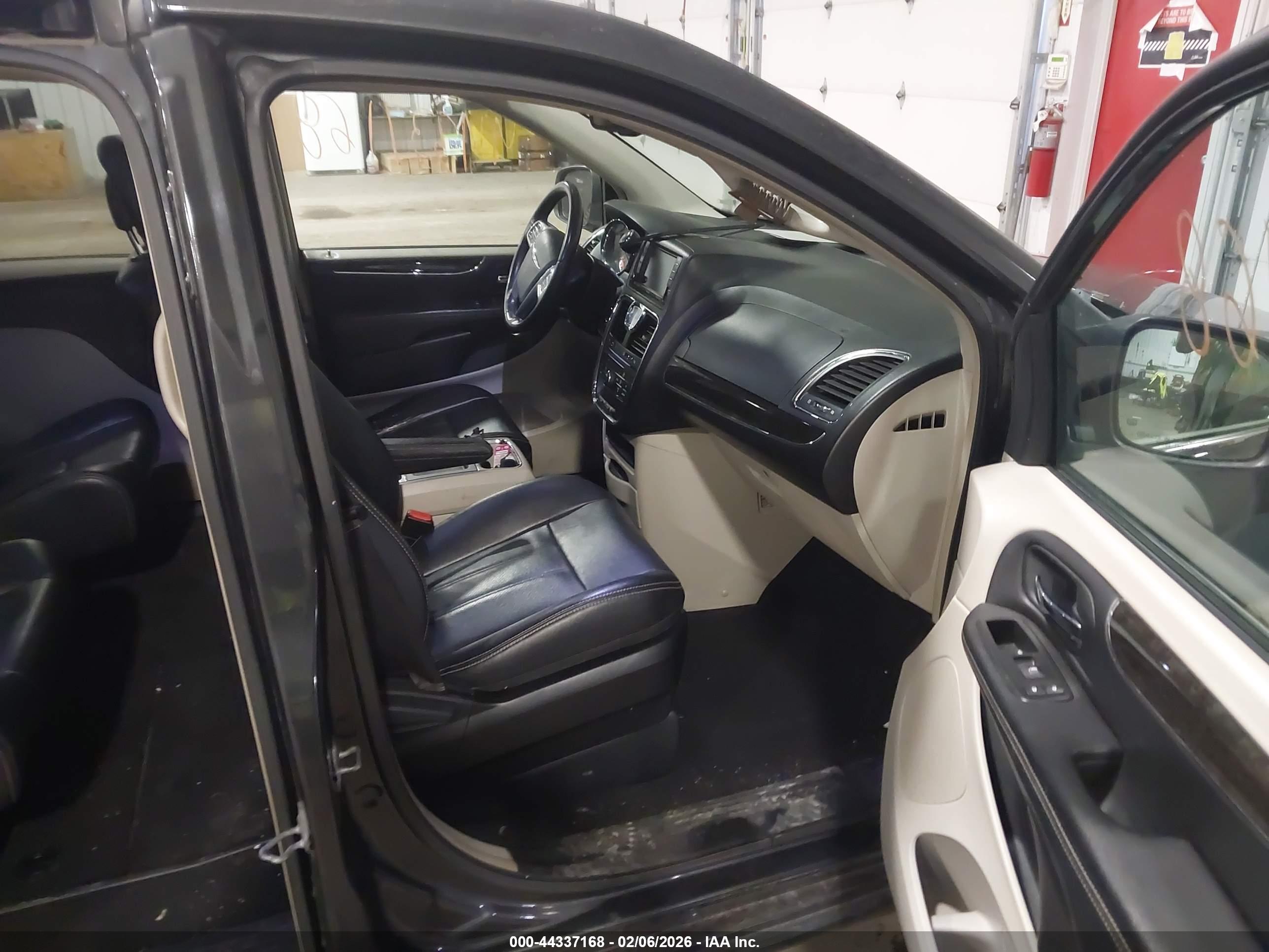 CHRYSLER TOWN image 5
