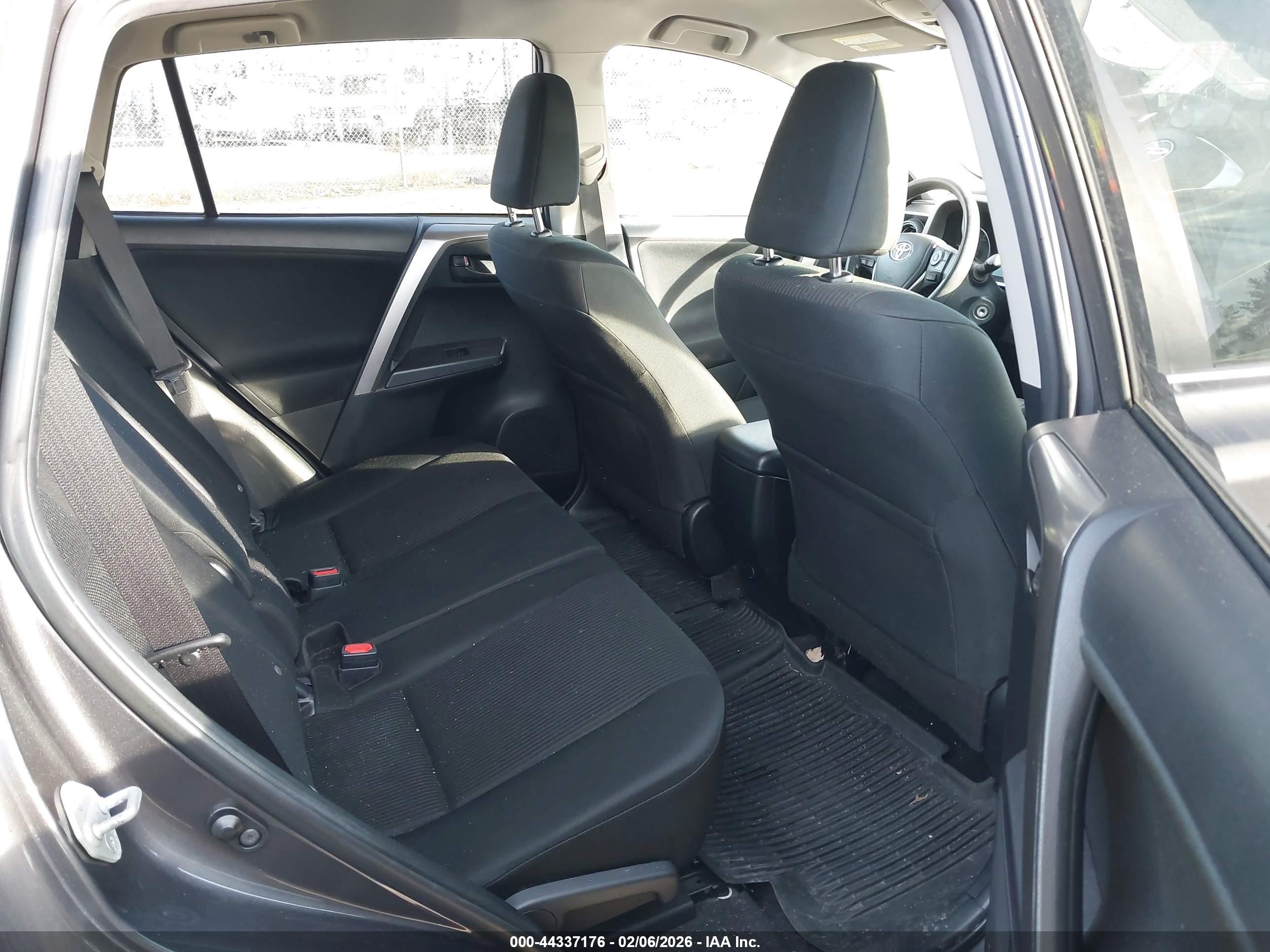 TOYOTA RAV4 image 8