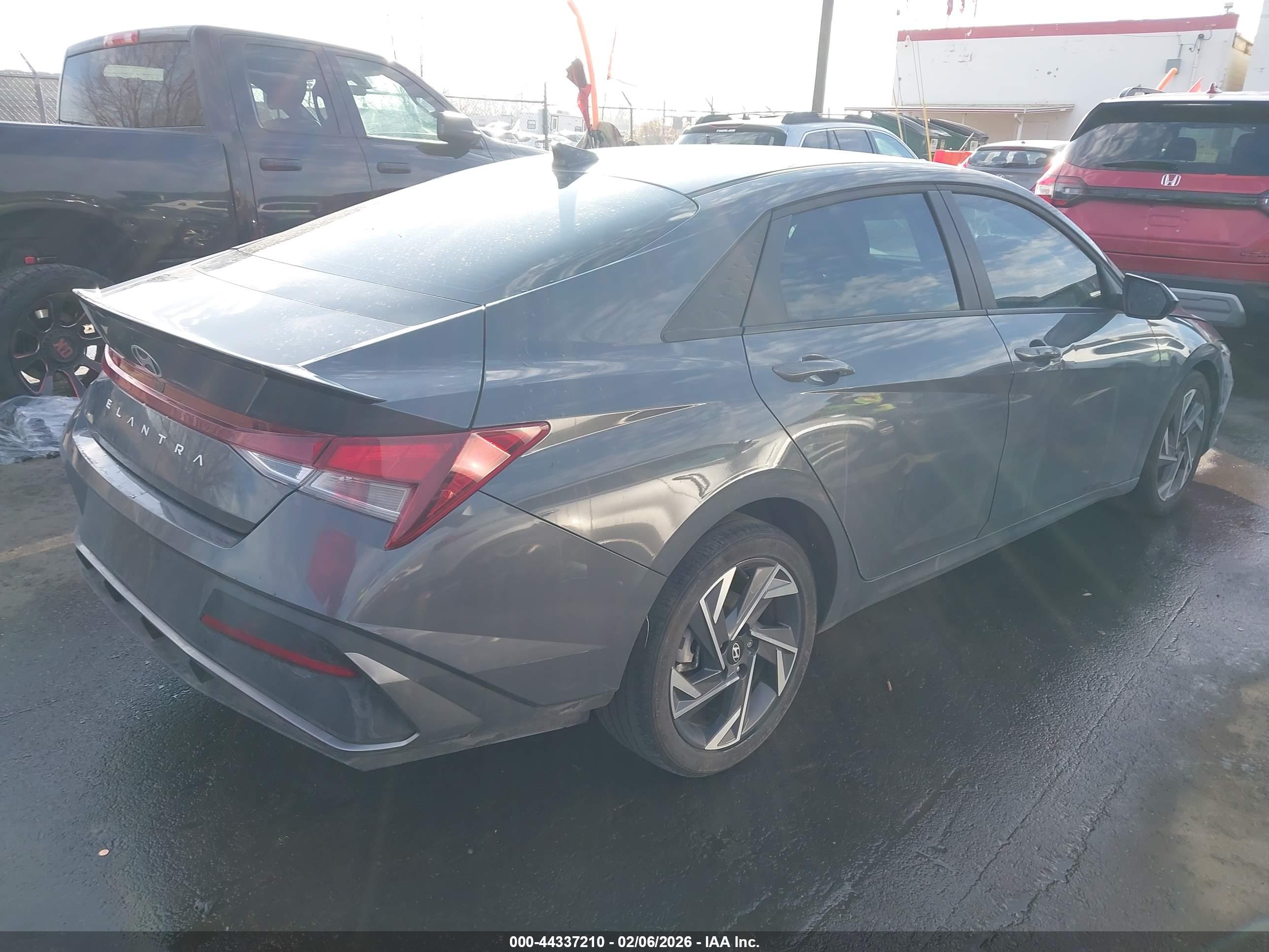 HYUNDAI ELANTRA image 4
