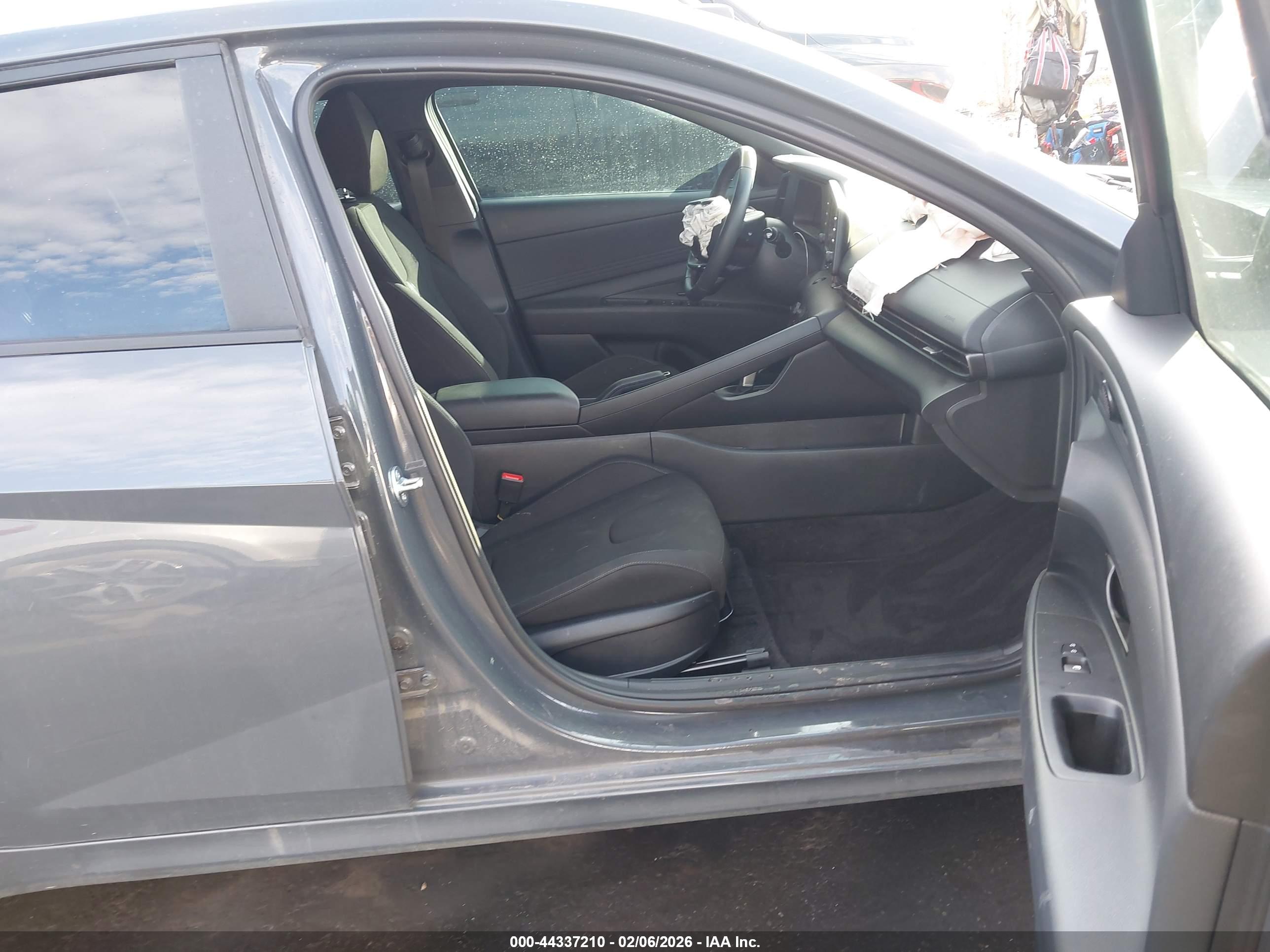HYUNDAI ELANTRA image 5