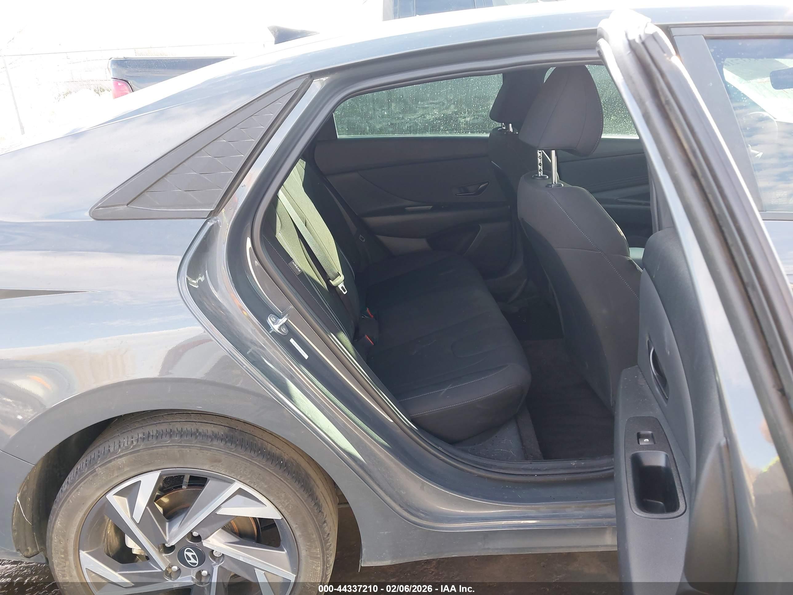 HYUNDAI ELANTRA image 8