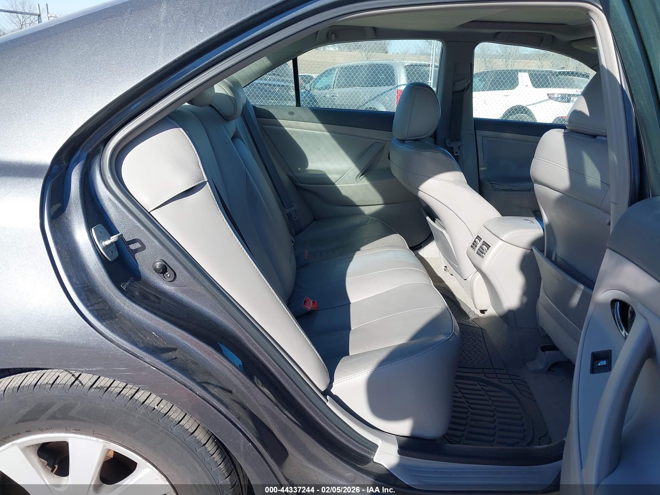 TOYOTA CAMRY image 8