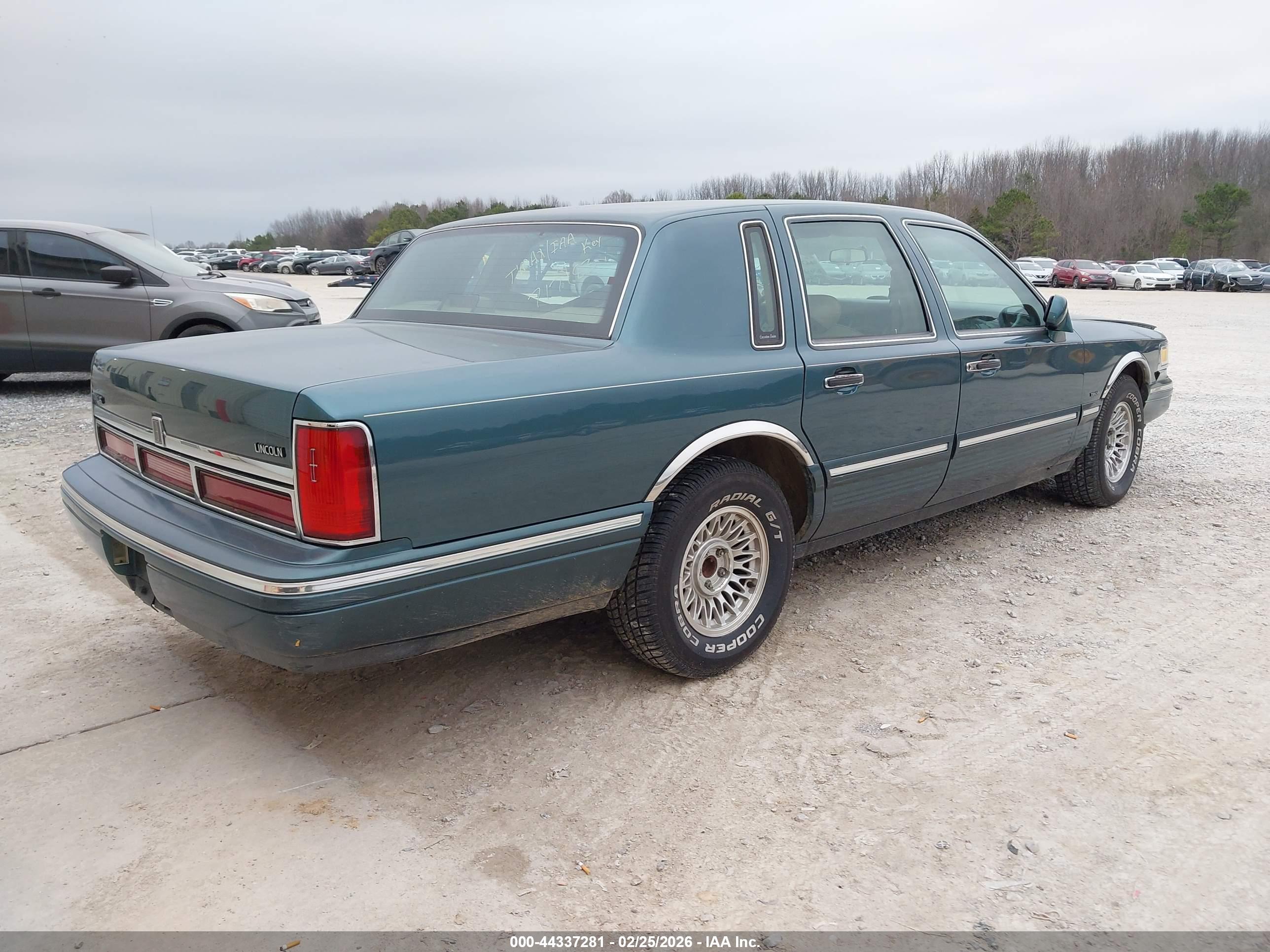 LINCOLN TOWN image 4