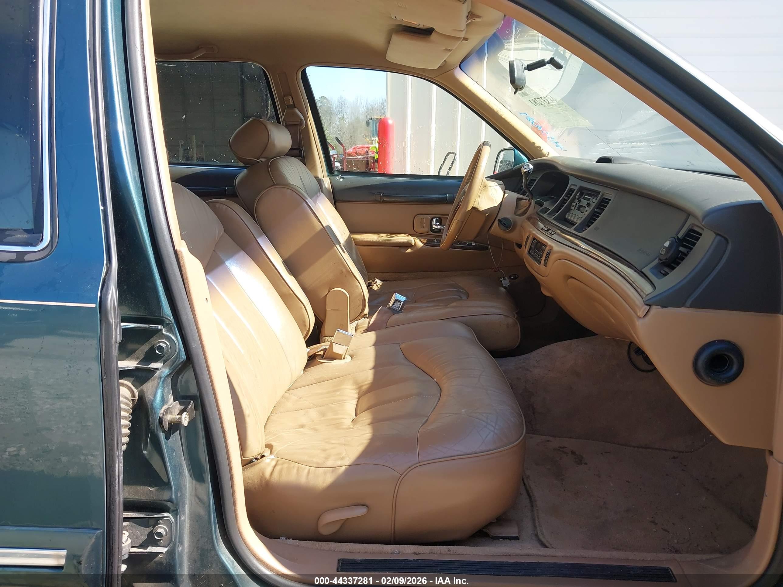 LINCOLN TOWN image 5