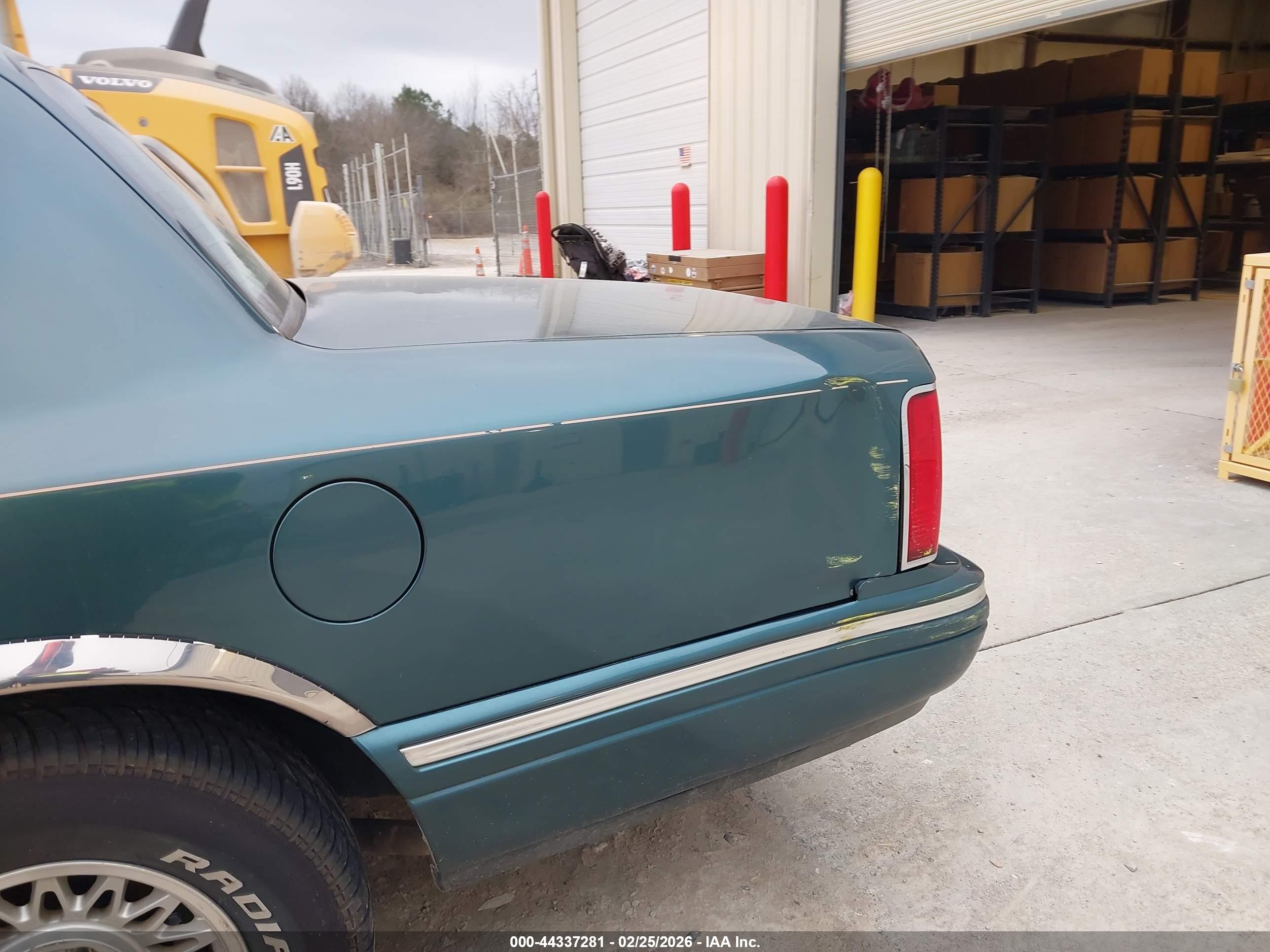 LINCOLN TOWN image 6