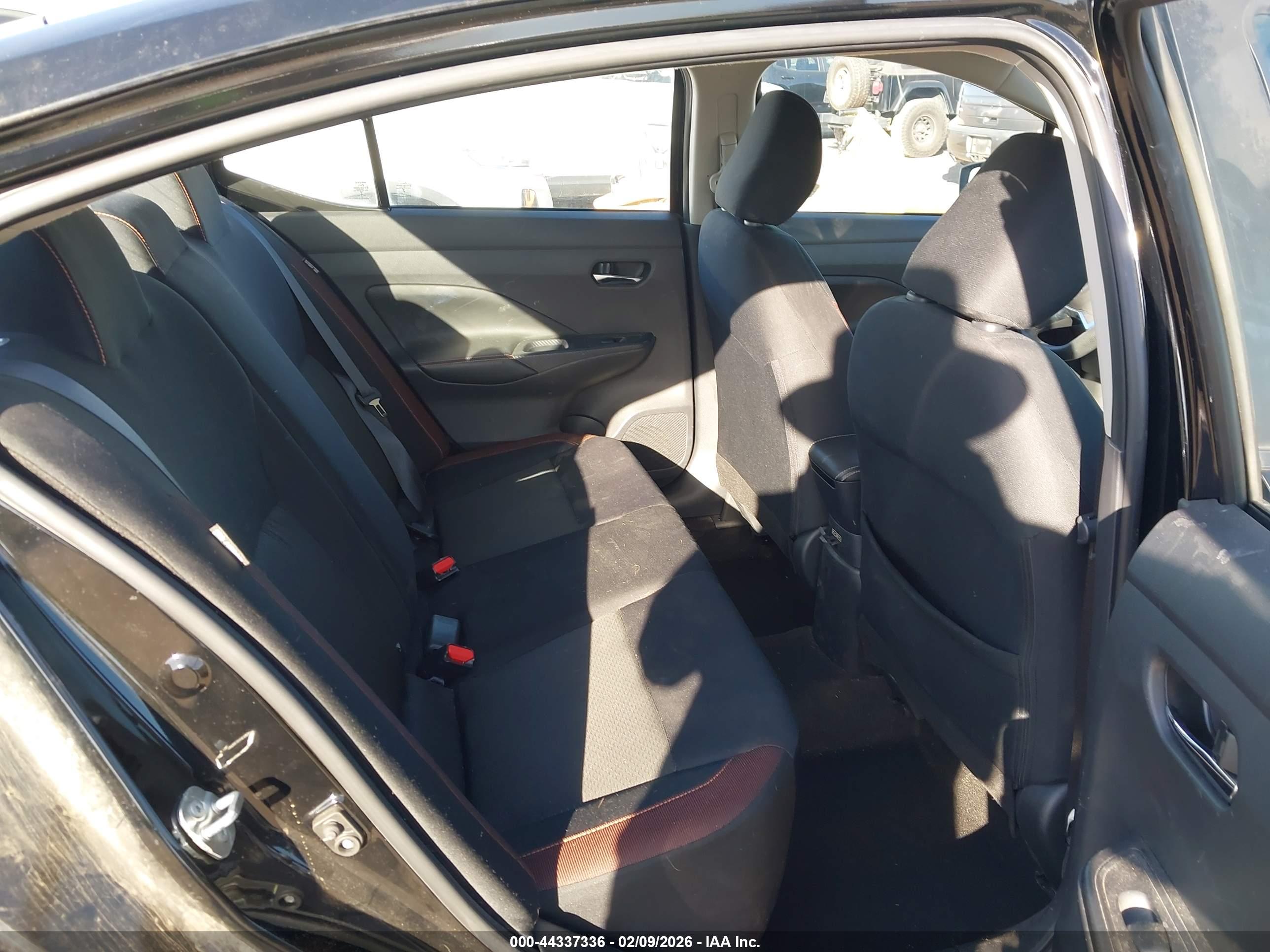 NISSAN VERSA image 8