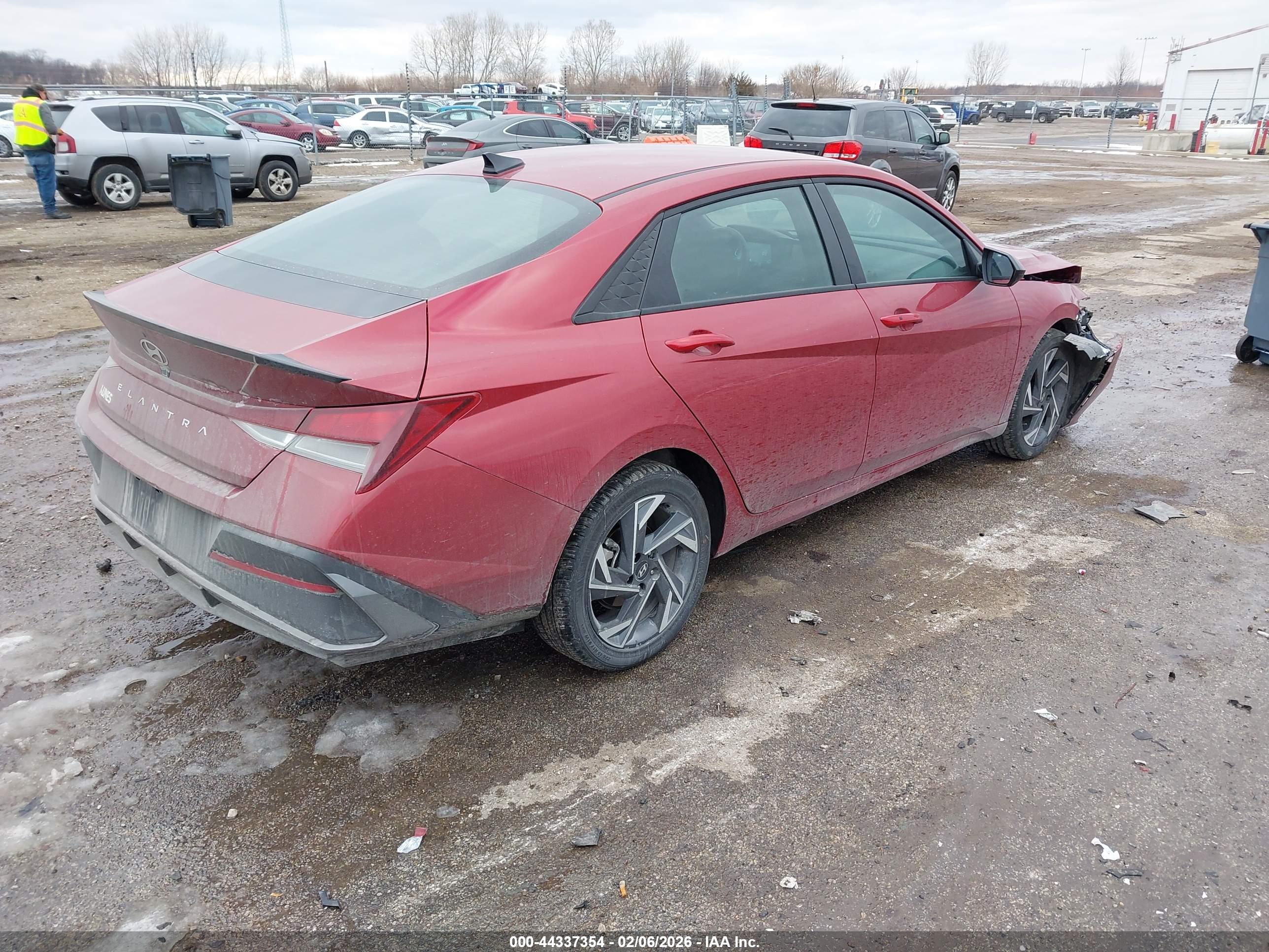HYUNDAI ELANTRA image 4