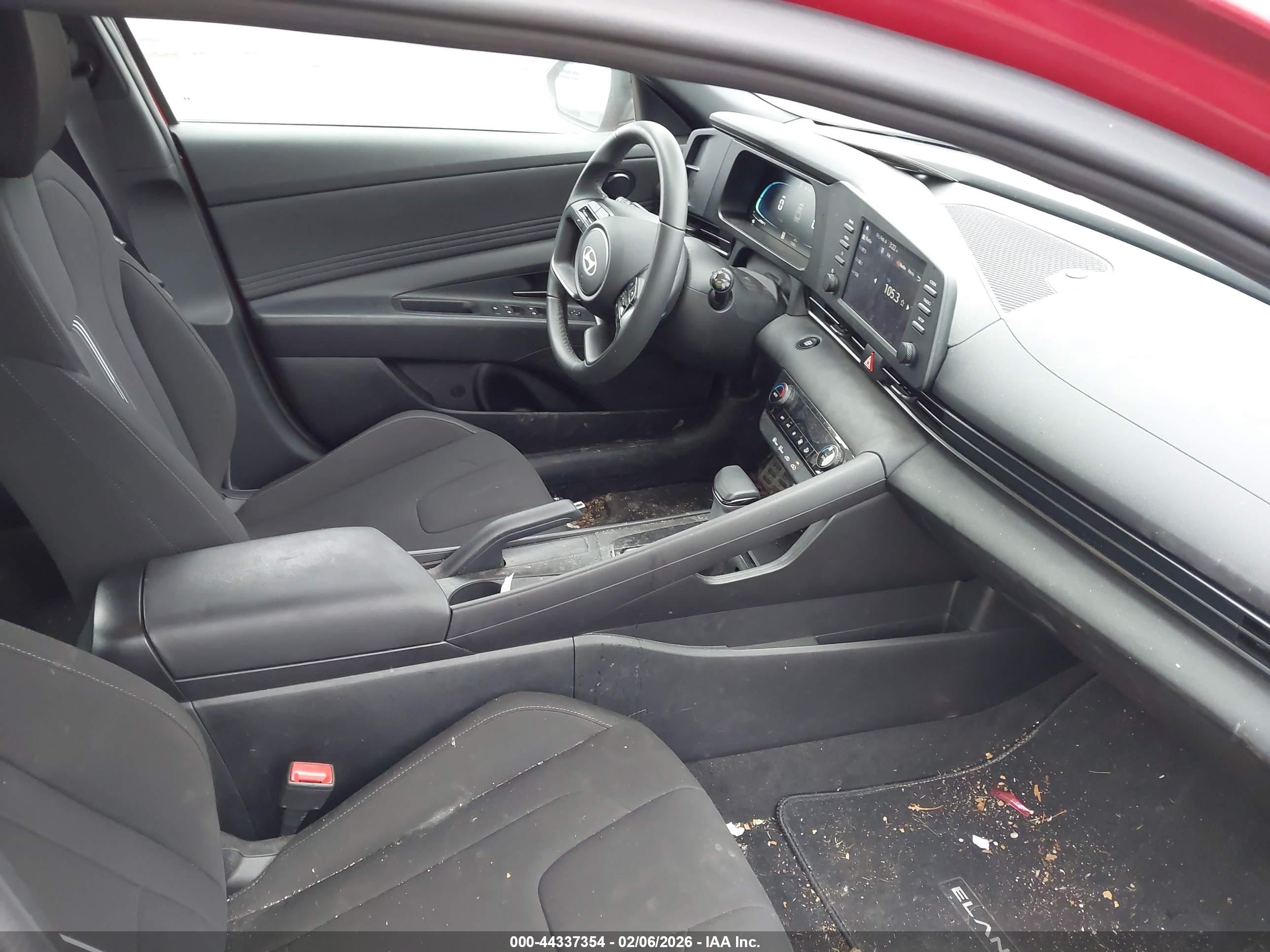HYUNDAI ELANTRA image 5