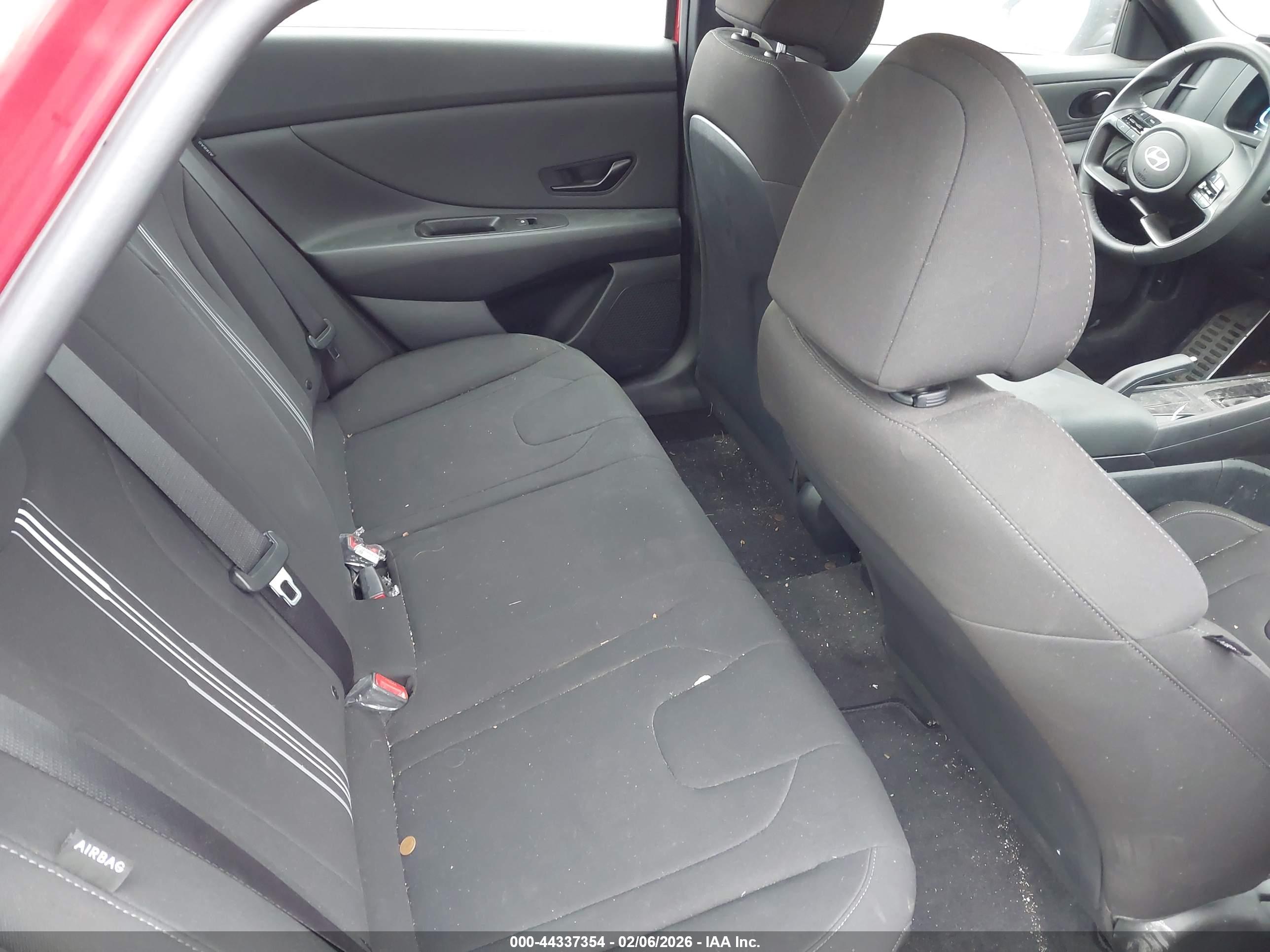 HYUNDAI ELANTRA image 8