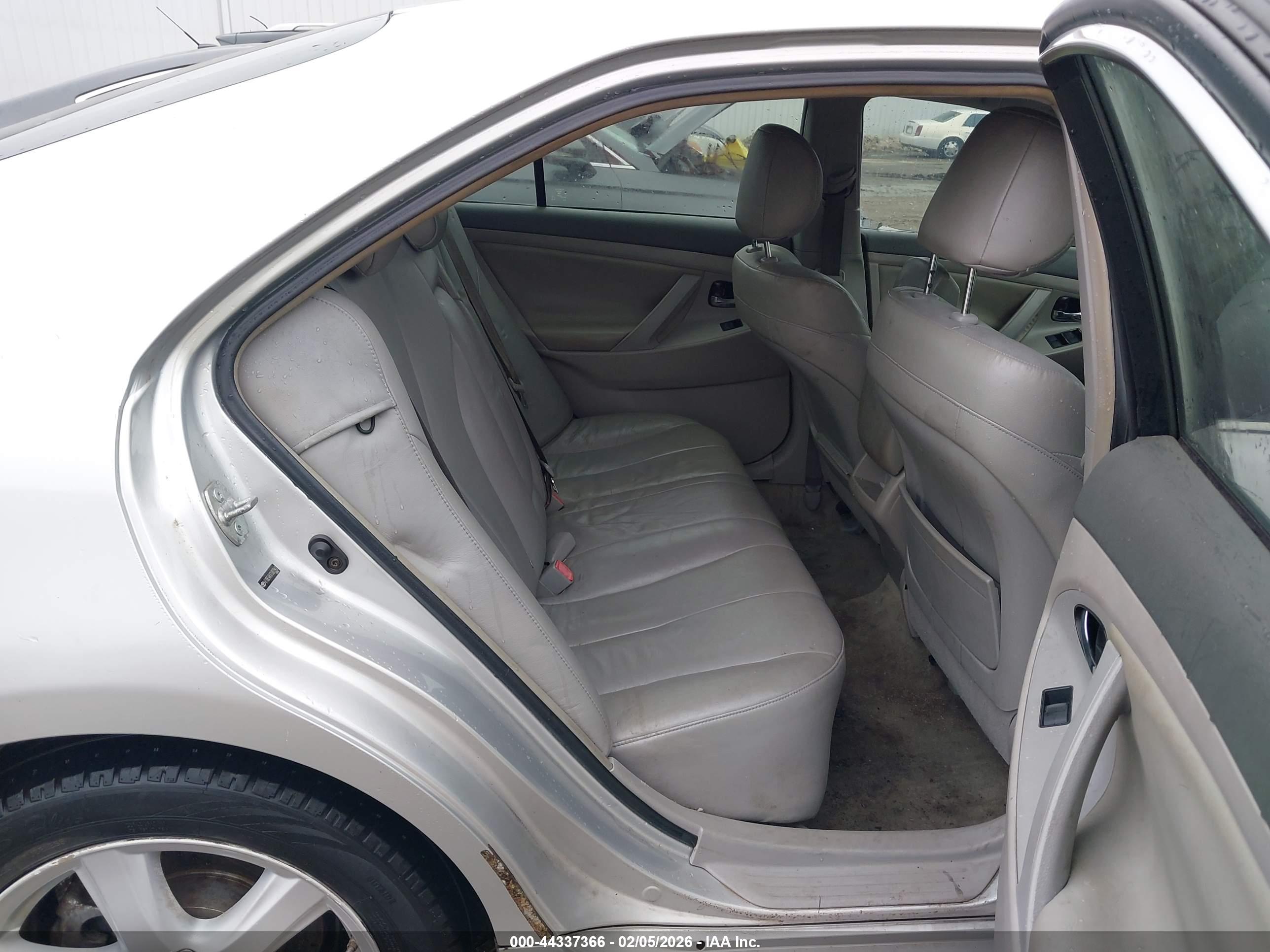 TOYOTA CAMRY image 8