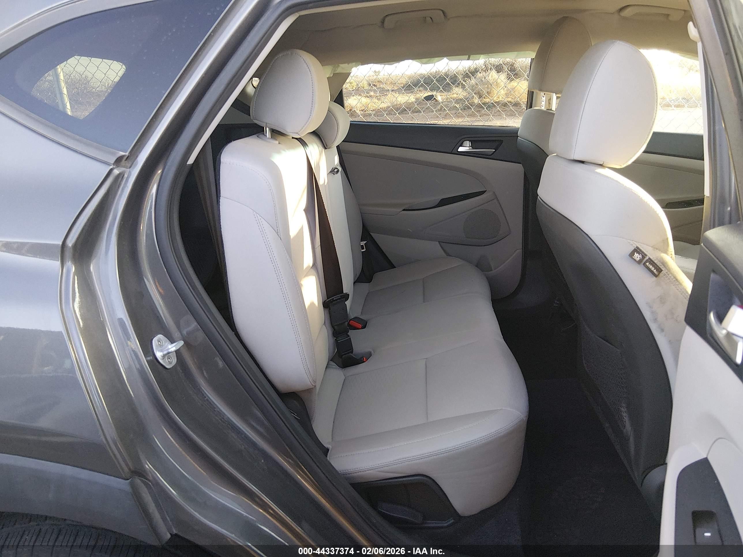 HYUNDAI TUCSON image 8