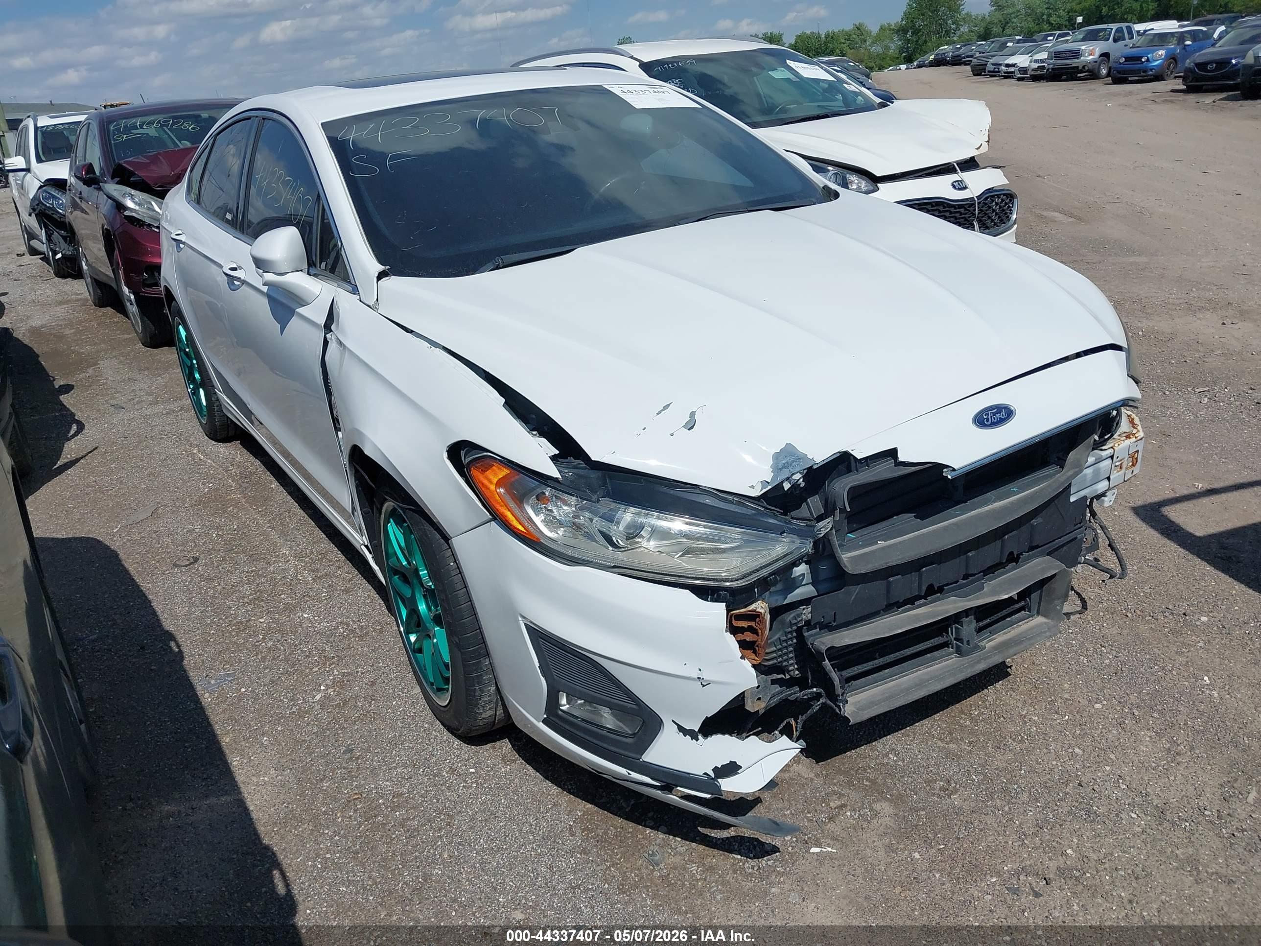 FORD FUSION image 6