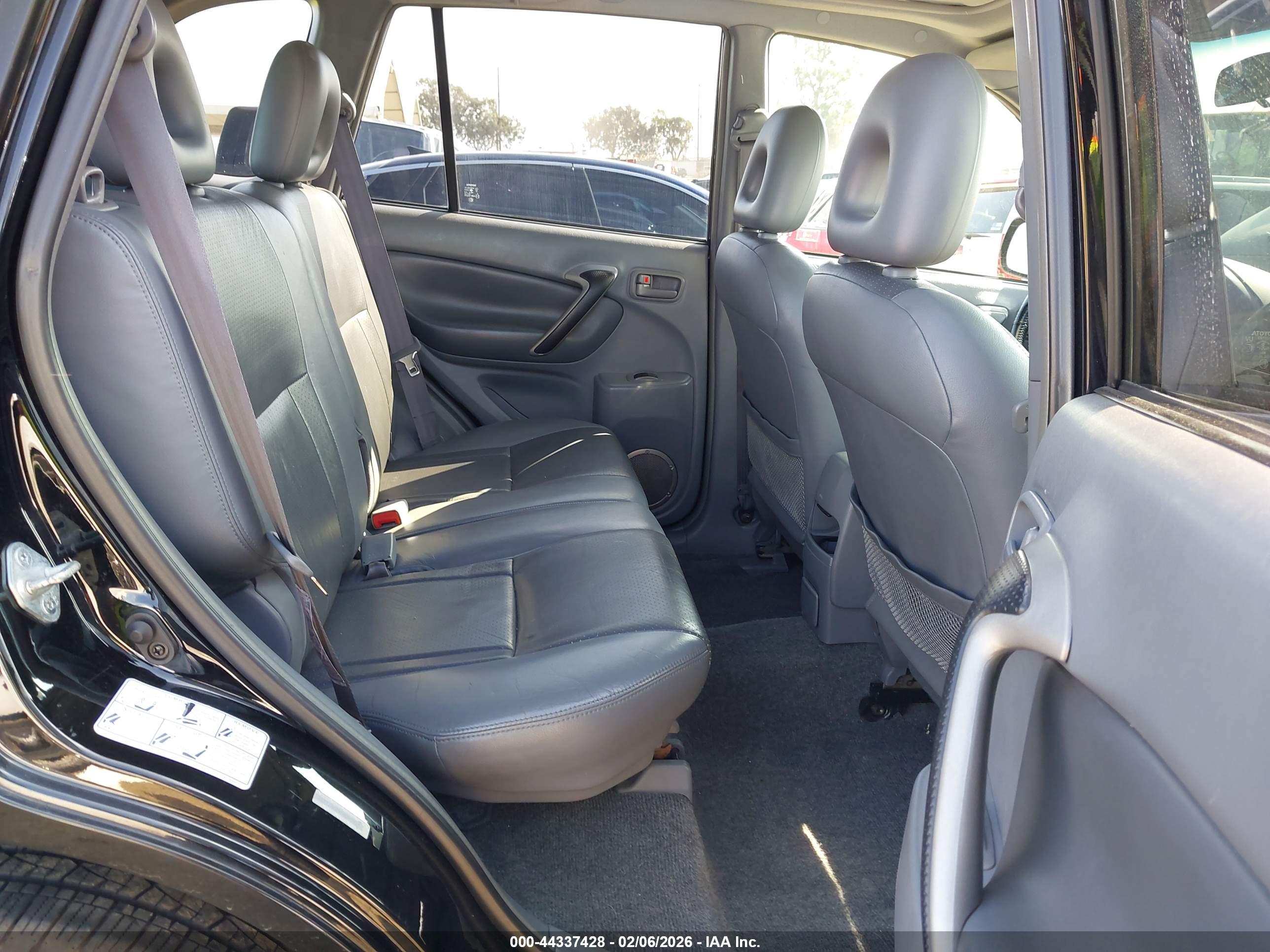 TOYOTA RAV4 image 8