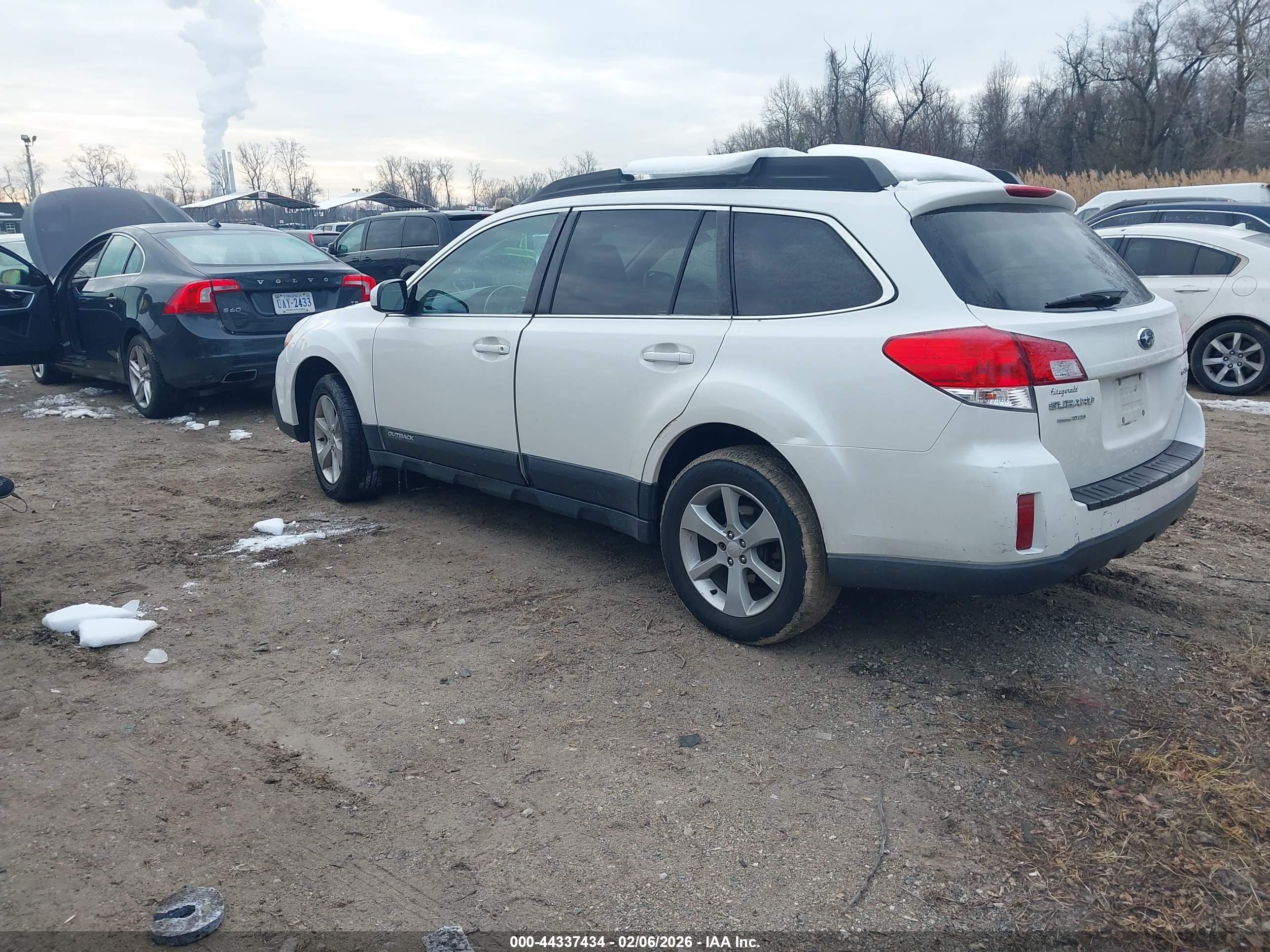SUBARU OUTBACK image 3