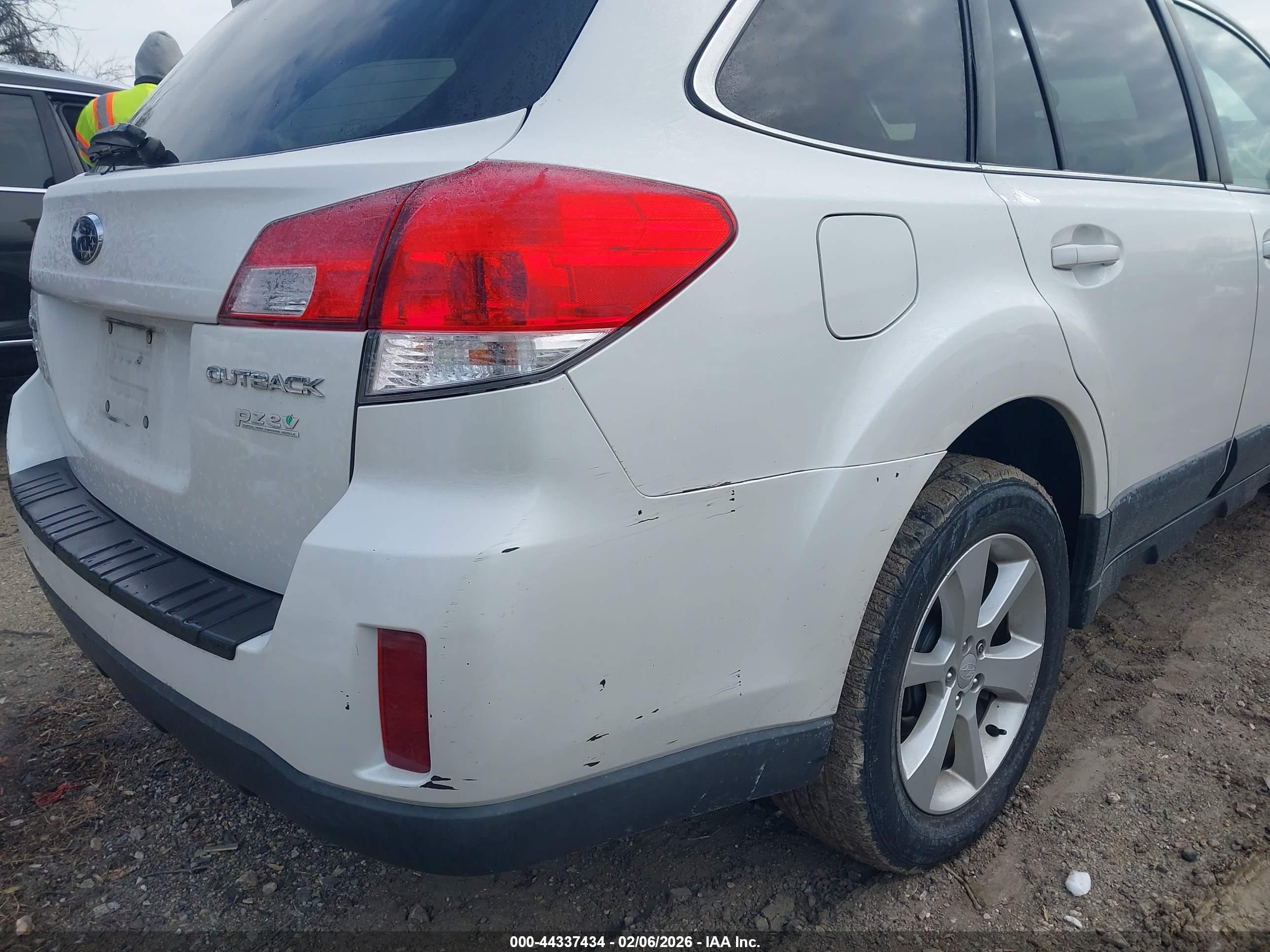 SUBARU OUTBACK image 6