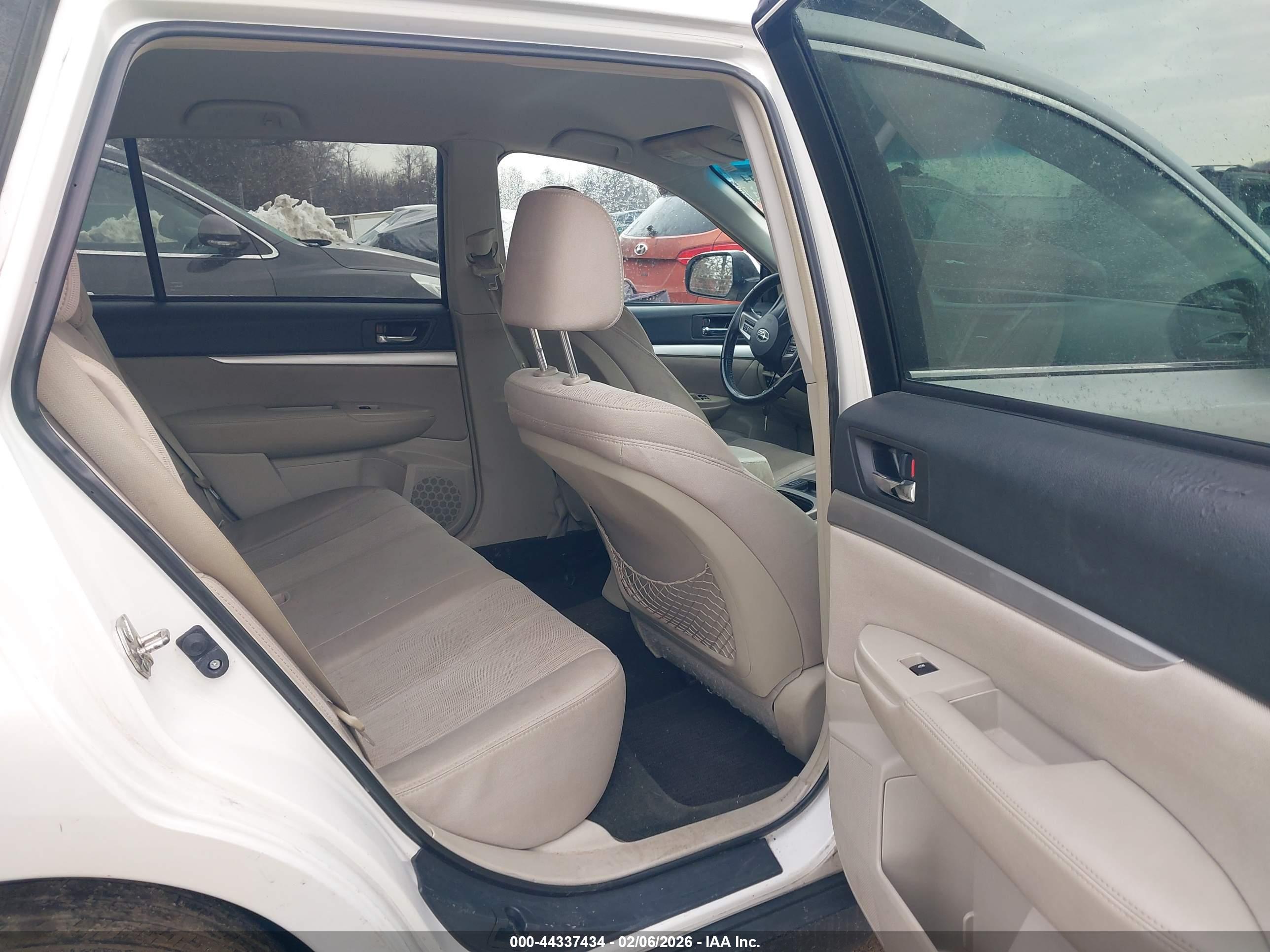 SUBARU OUTBACK image 8