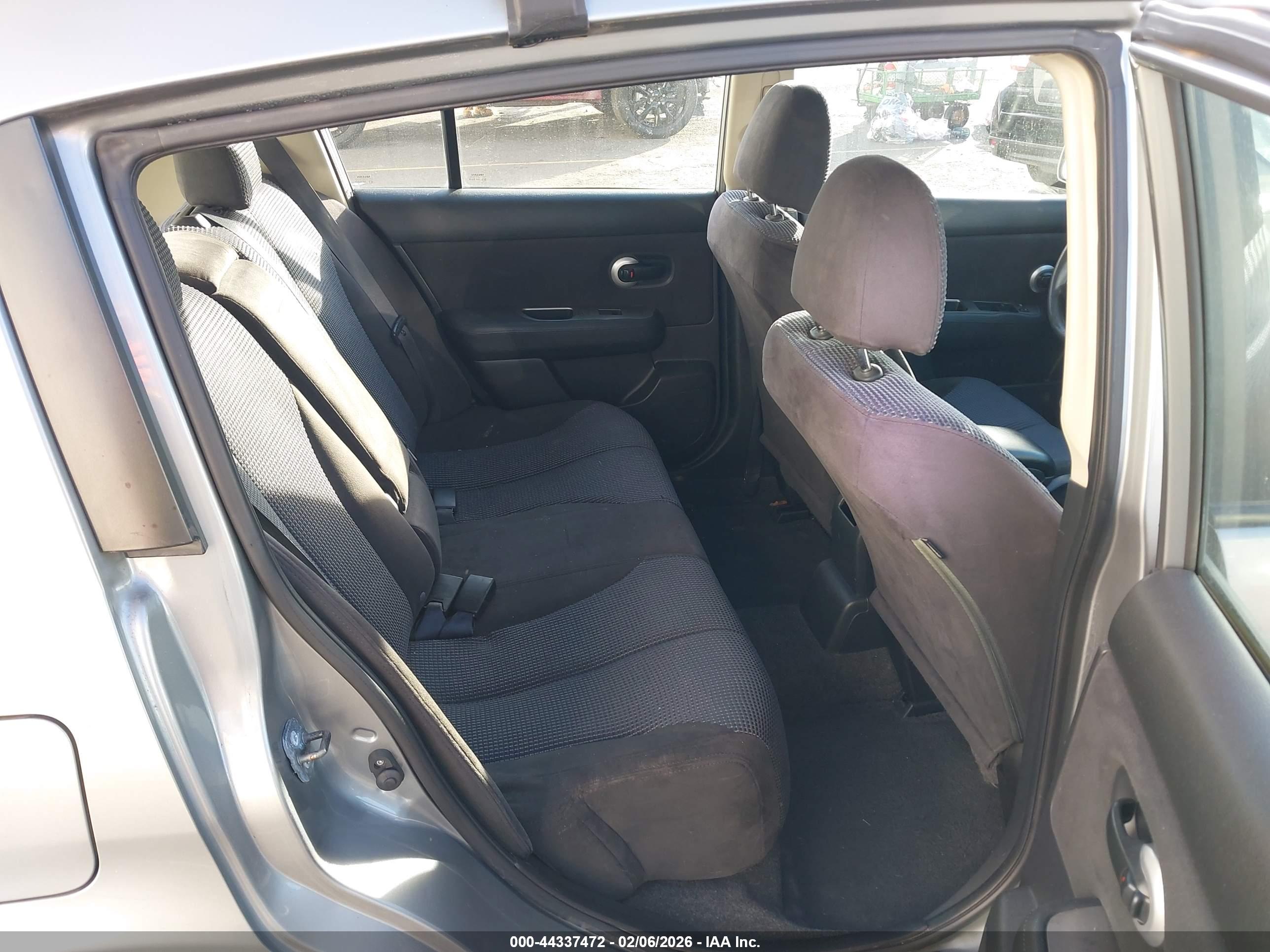NISSAN VERSA image 8