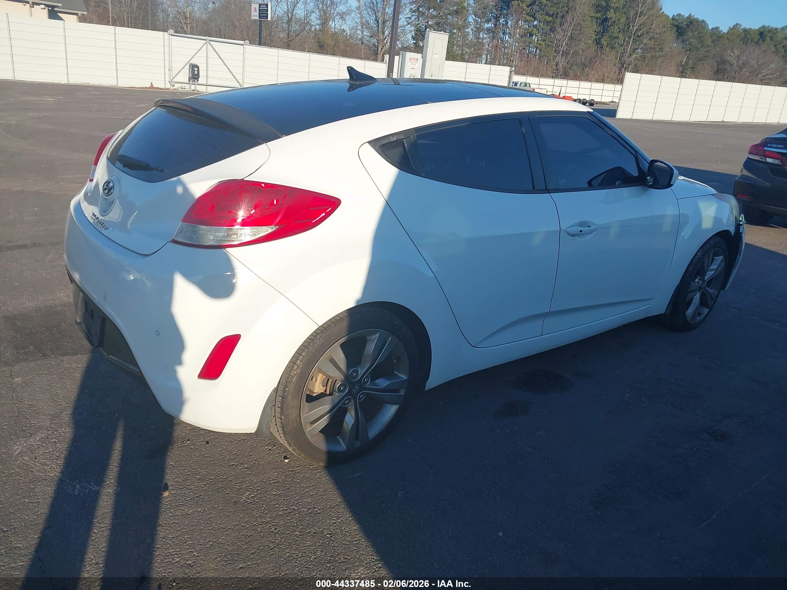 HYUNDAI VELOSTER image 4
