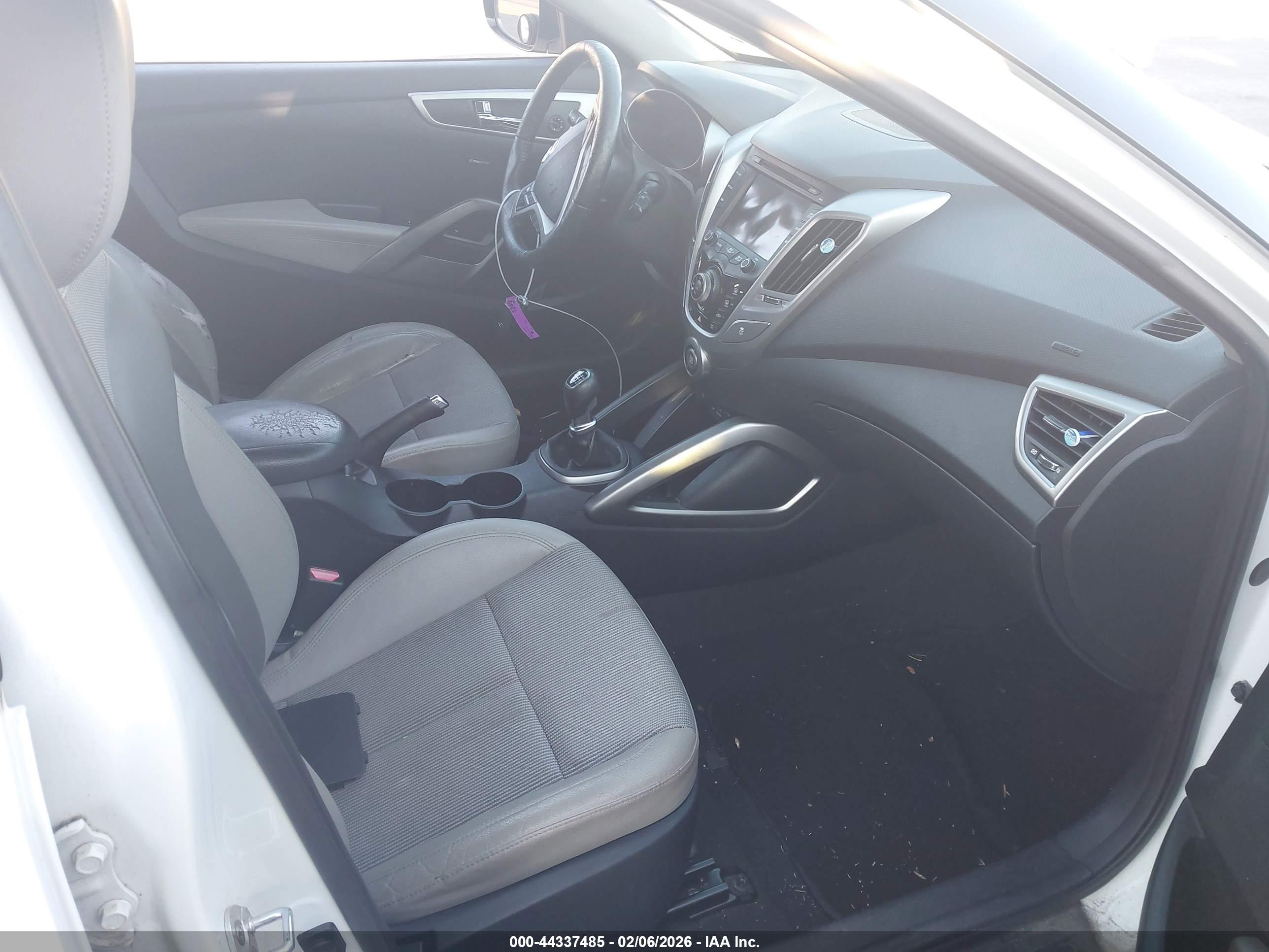 HYUNDAI VELOSTER image 5