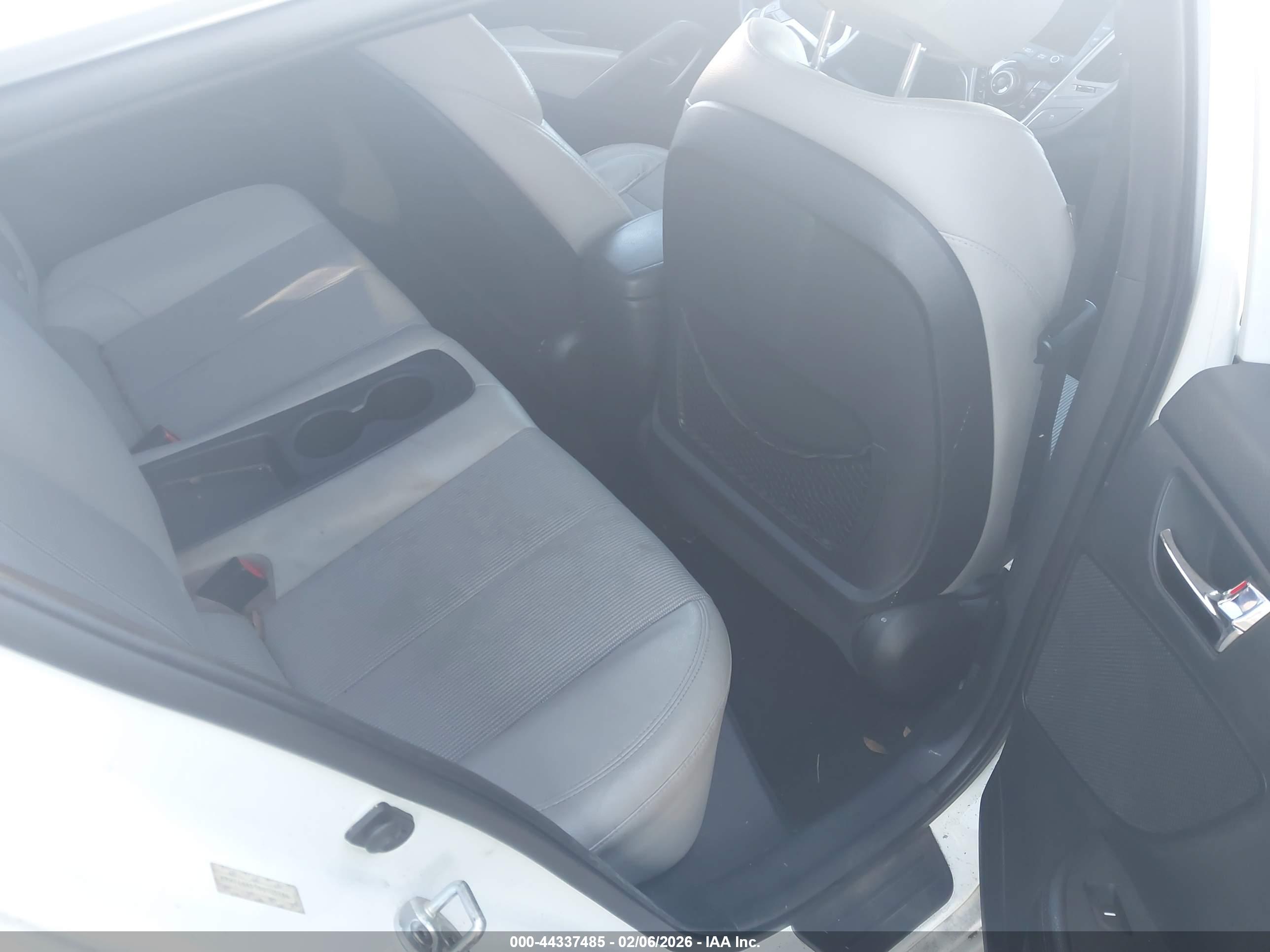 HYUNDAI VELOSTER image 8