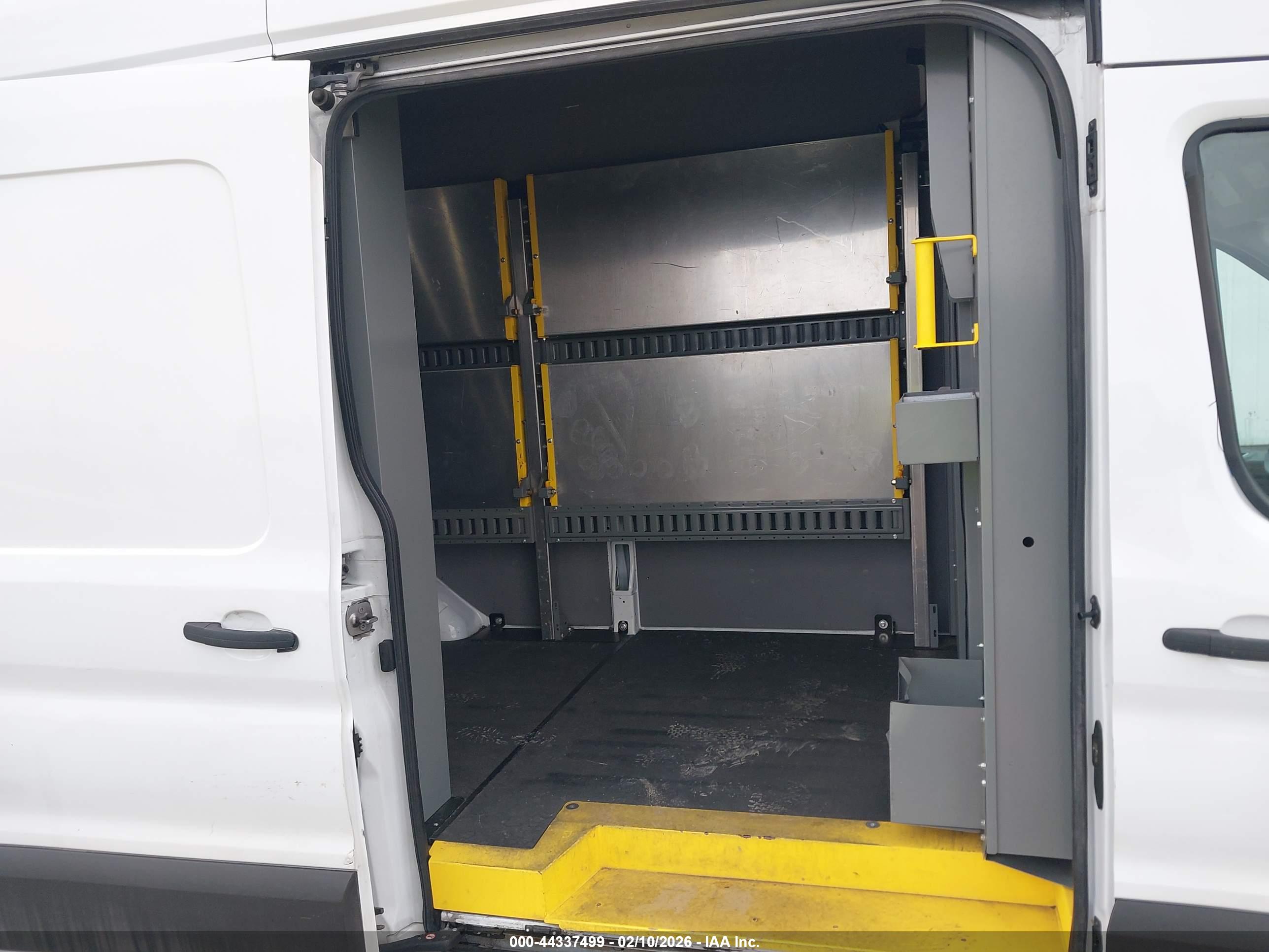 FORD E-TRANSIT-350 image 8