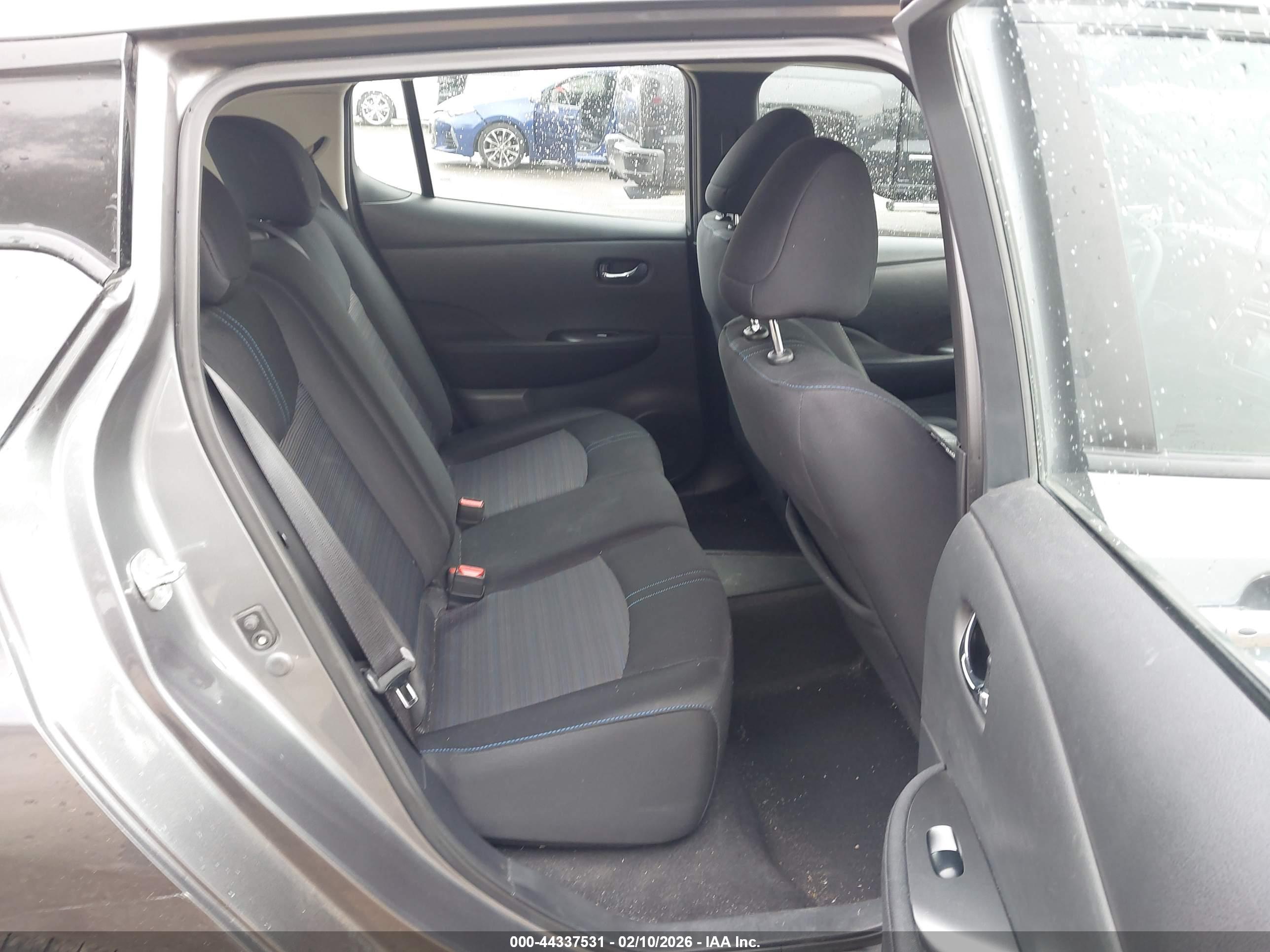 NISSAN LEAF image 8