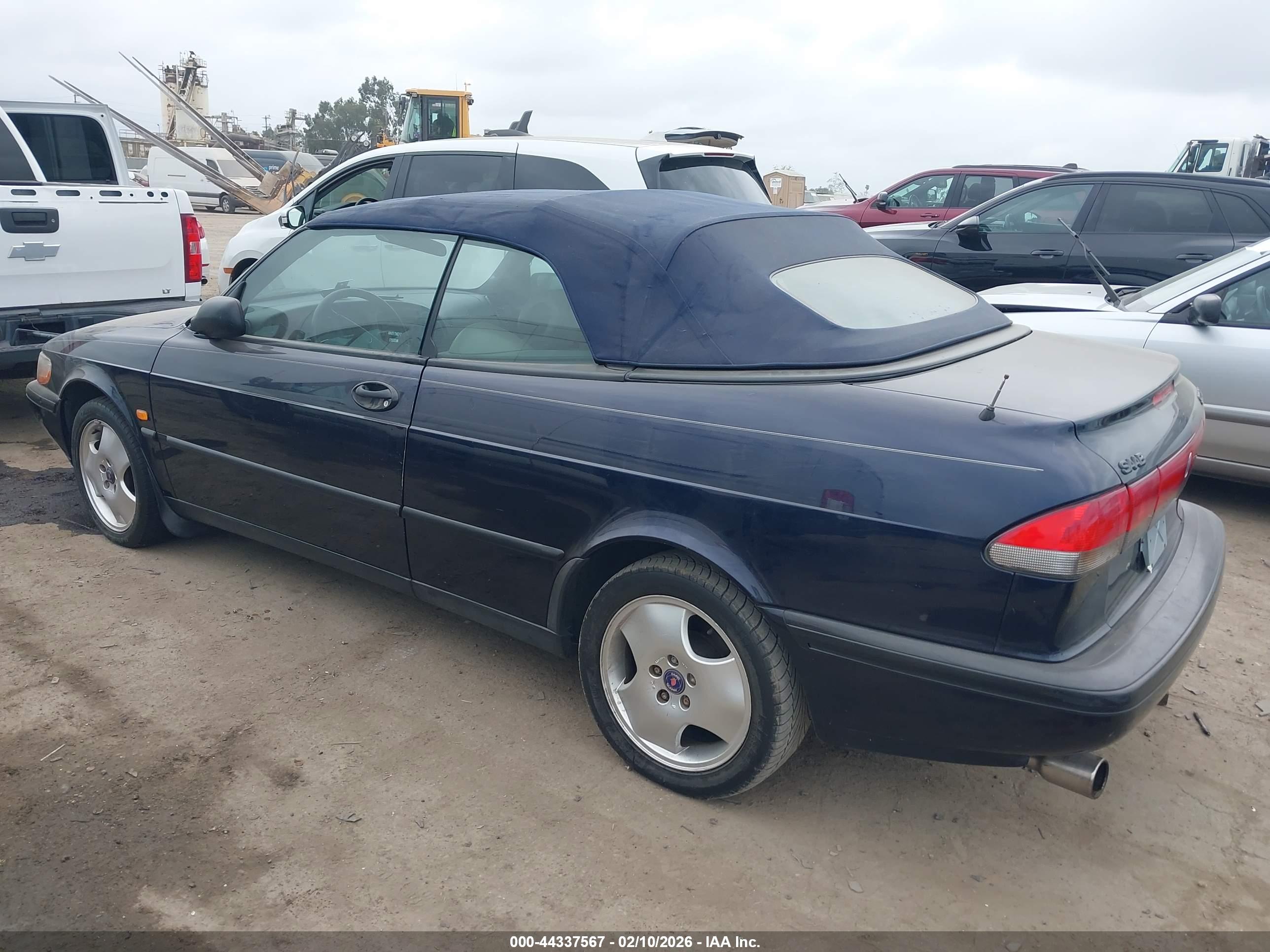 SAAB 900 image 3