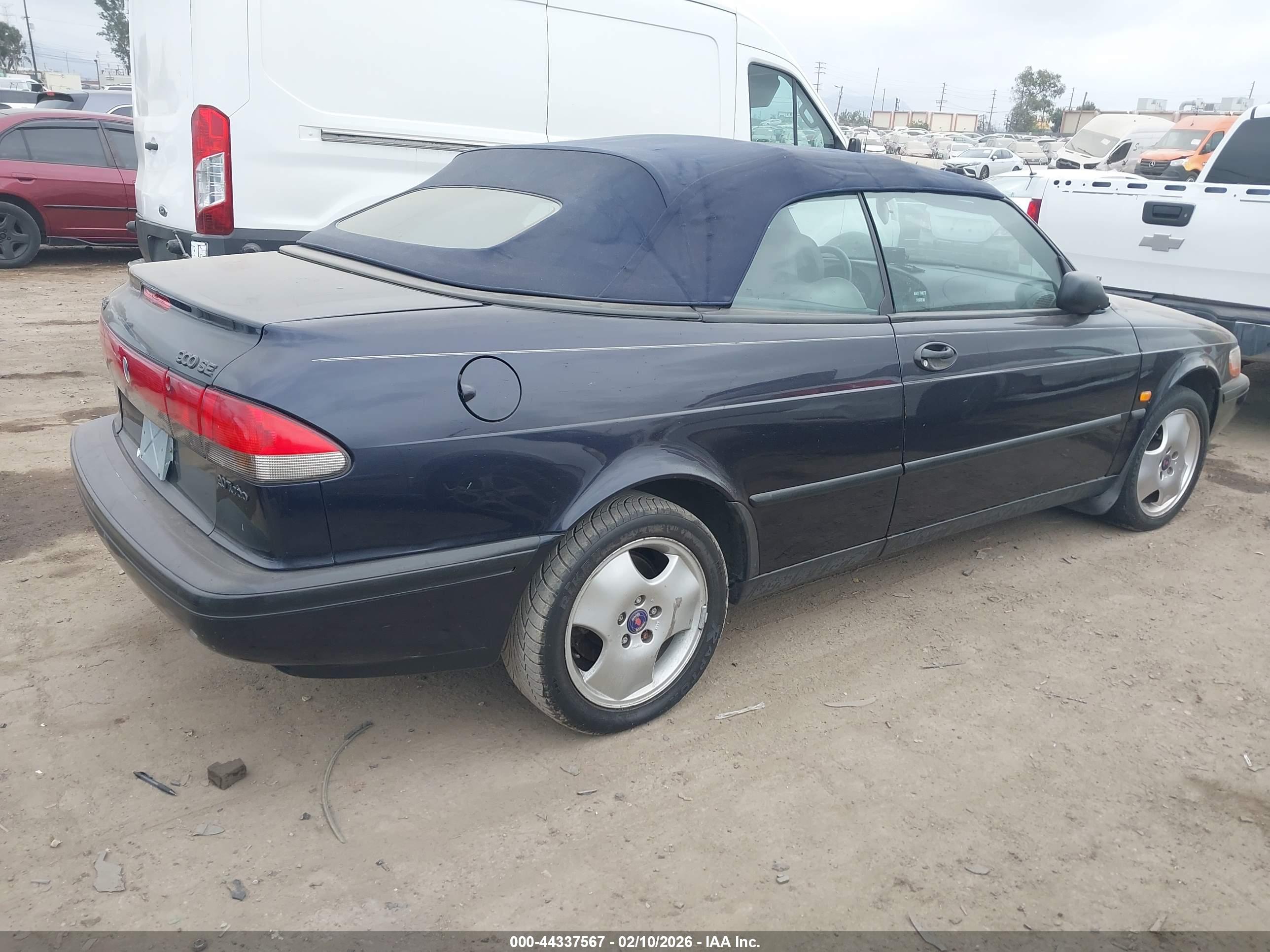 SAAB 900 image 4