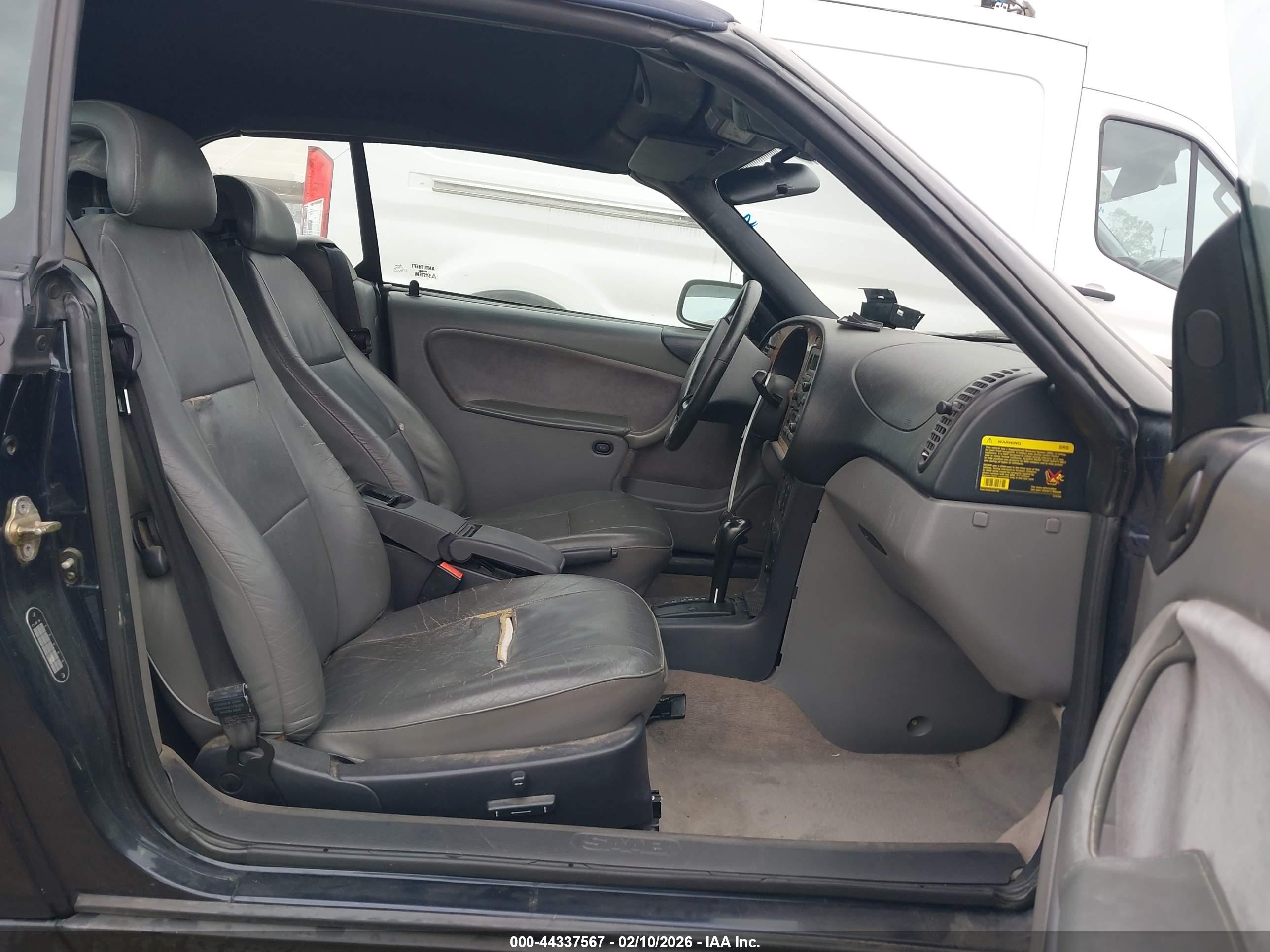 SAAB 900 image 5