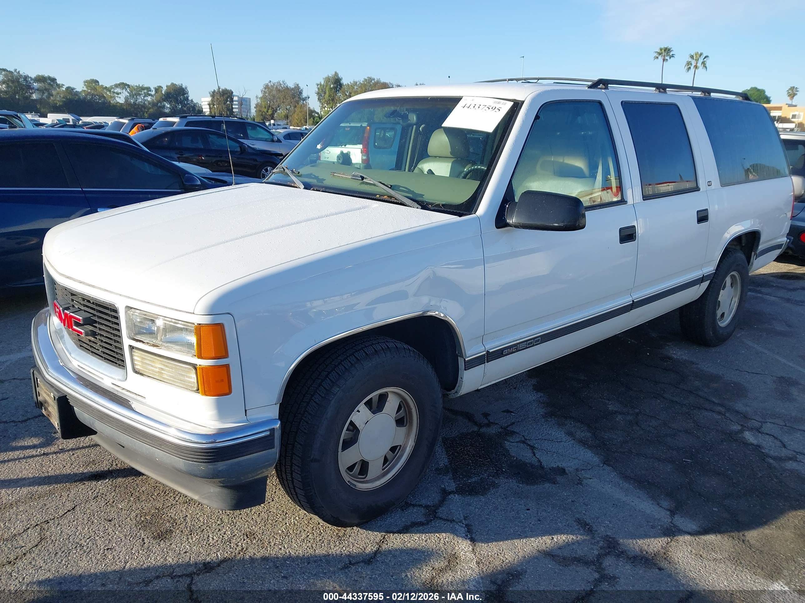 GMC SUBURBAN image 2