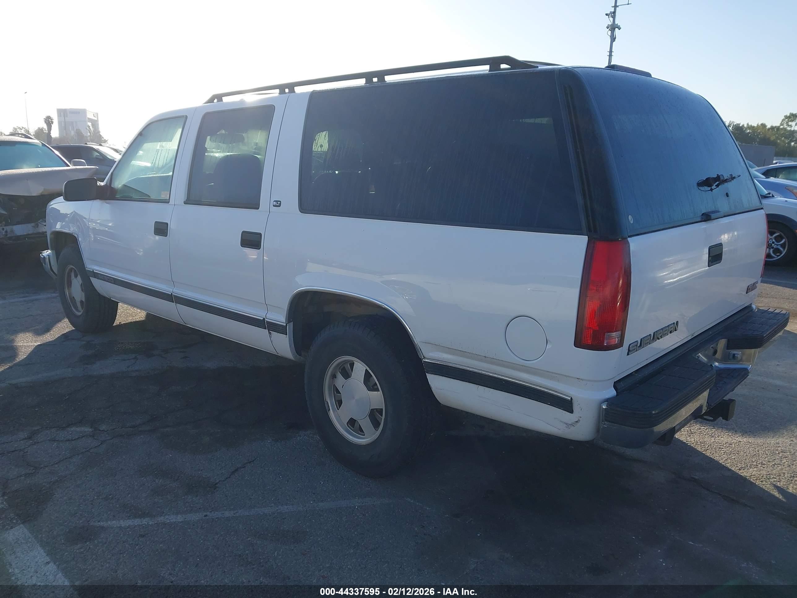 GMC SUBURBAN image 3
