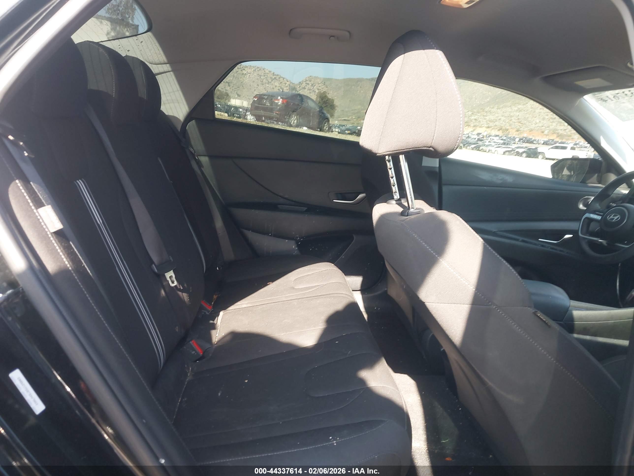 HYUNDAI ELANTRA image 8
