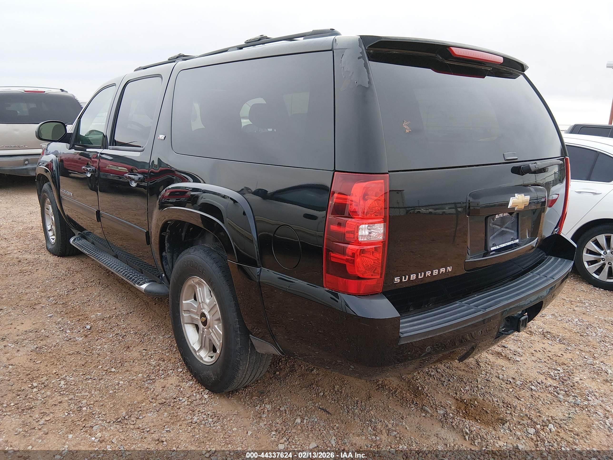 CHEVROLET SUBURBAN image 3