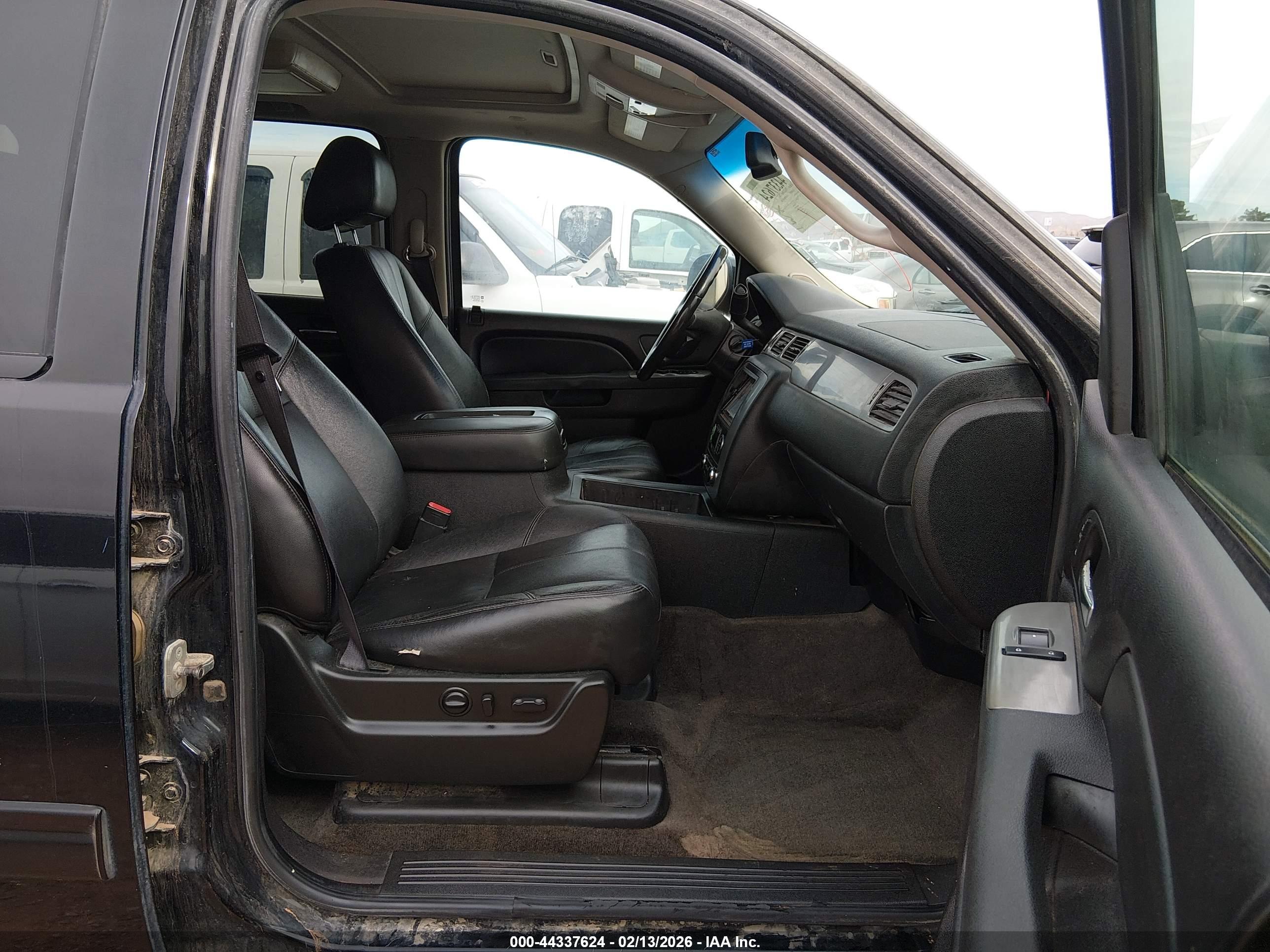 CHEVROLET SUBURBAN image 5