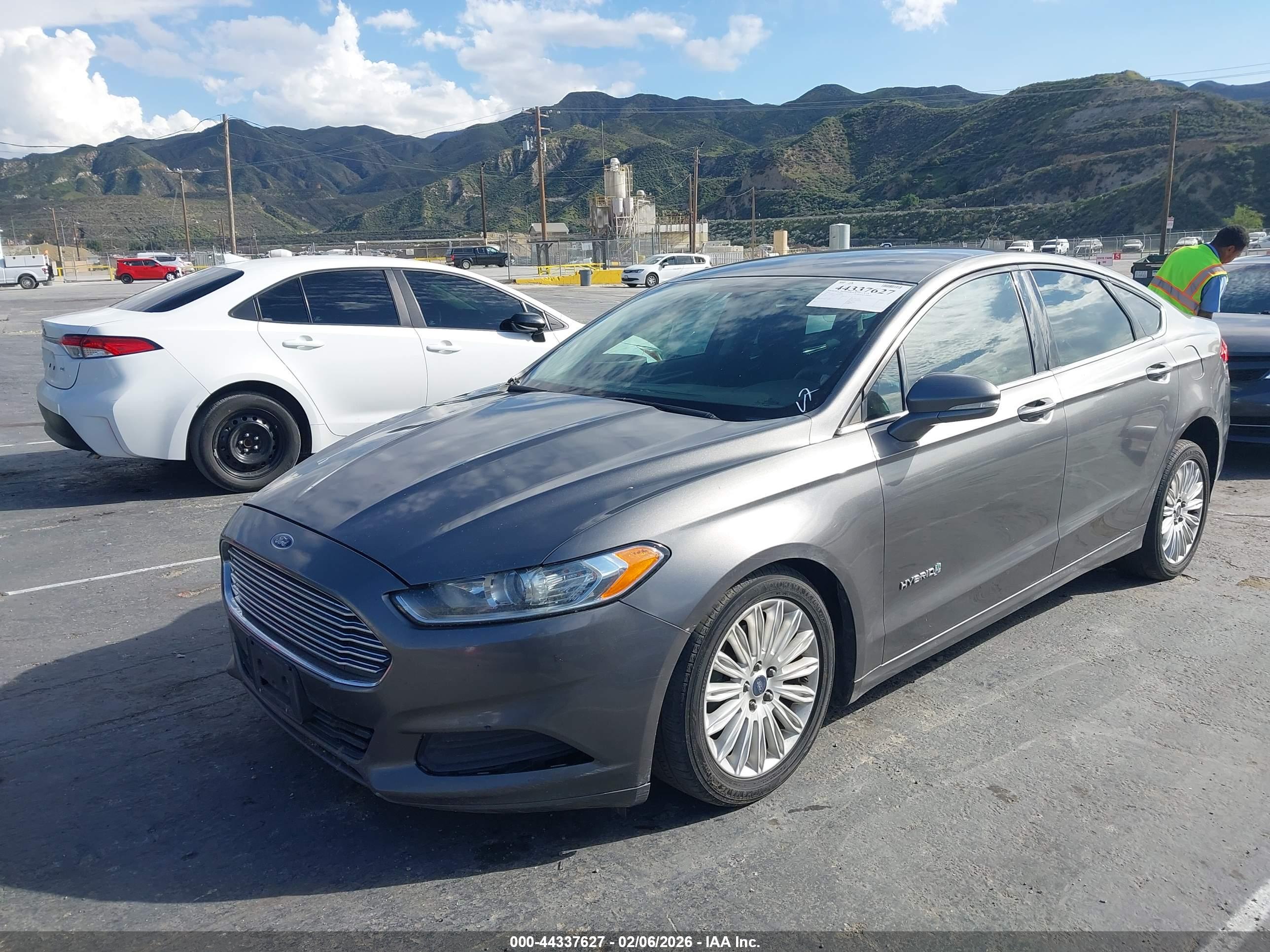 FORD FUSION image 2