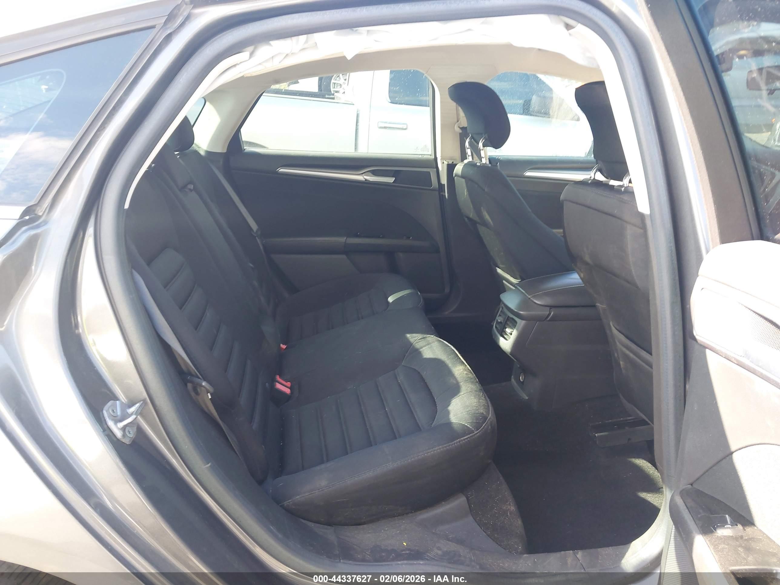 FORD FUSION image 8