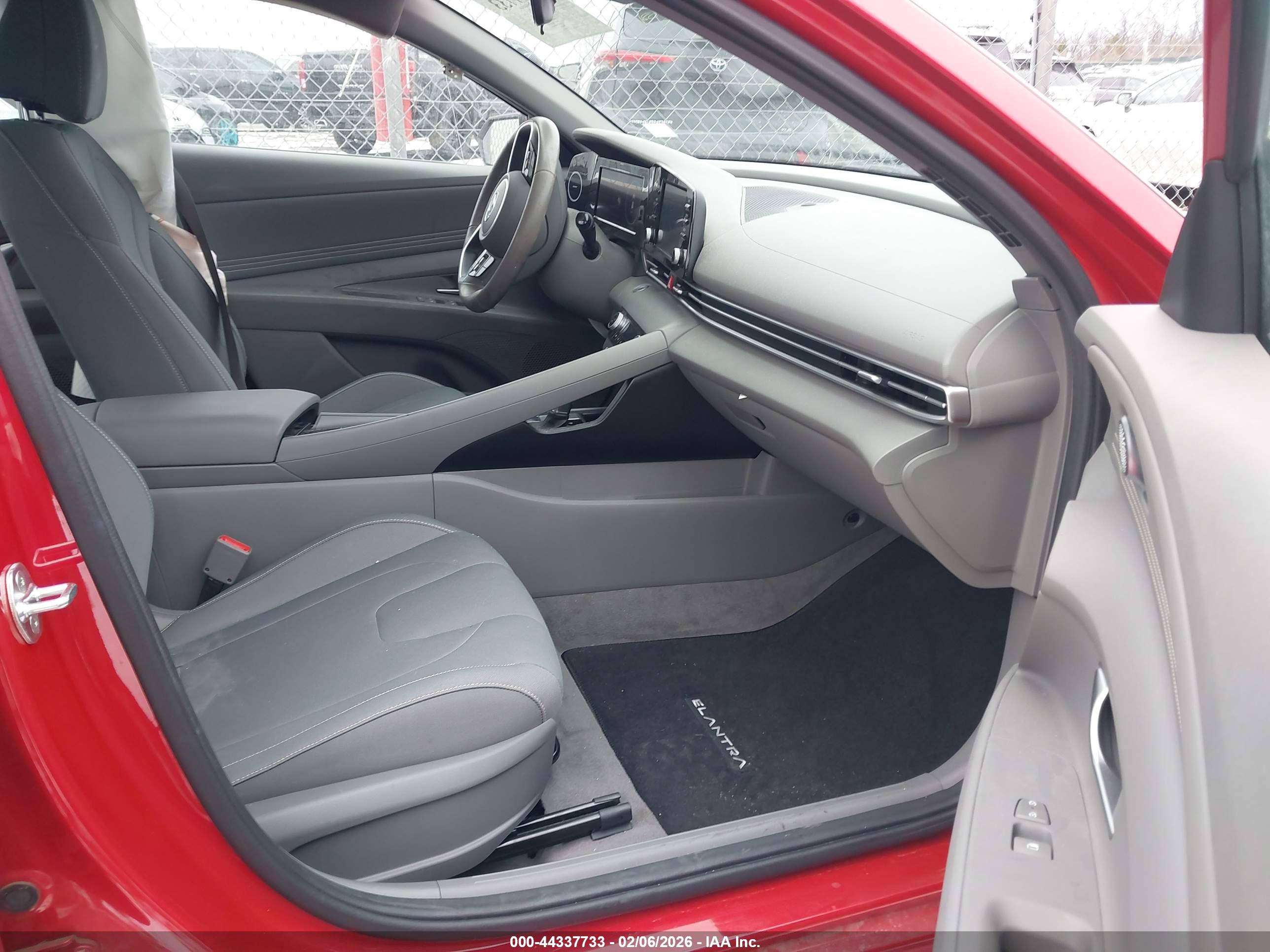HYUNDAI ELANTRA image 5