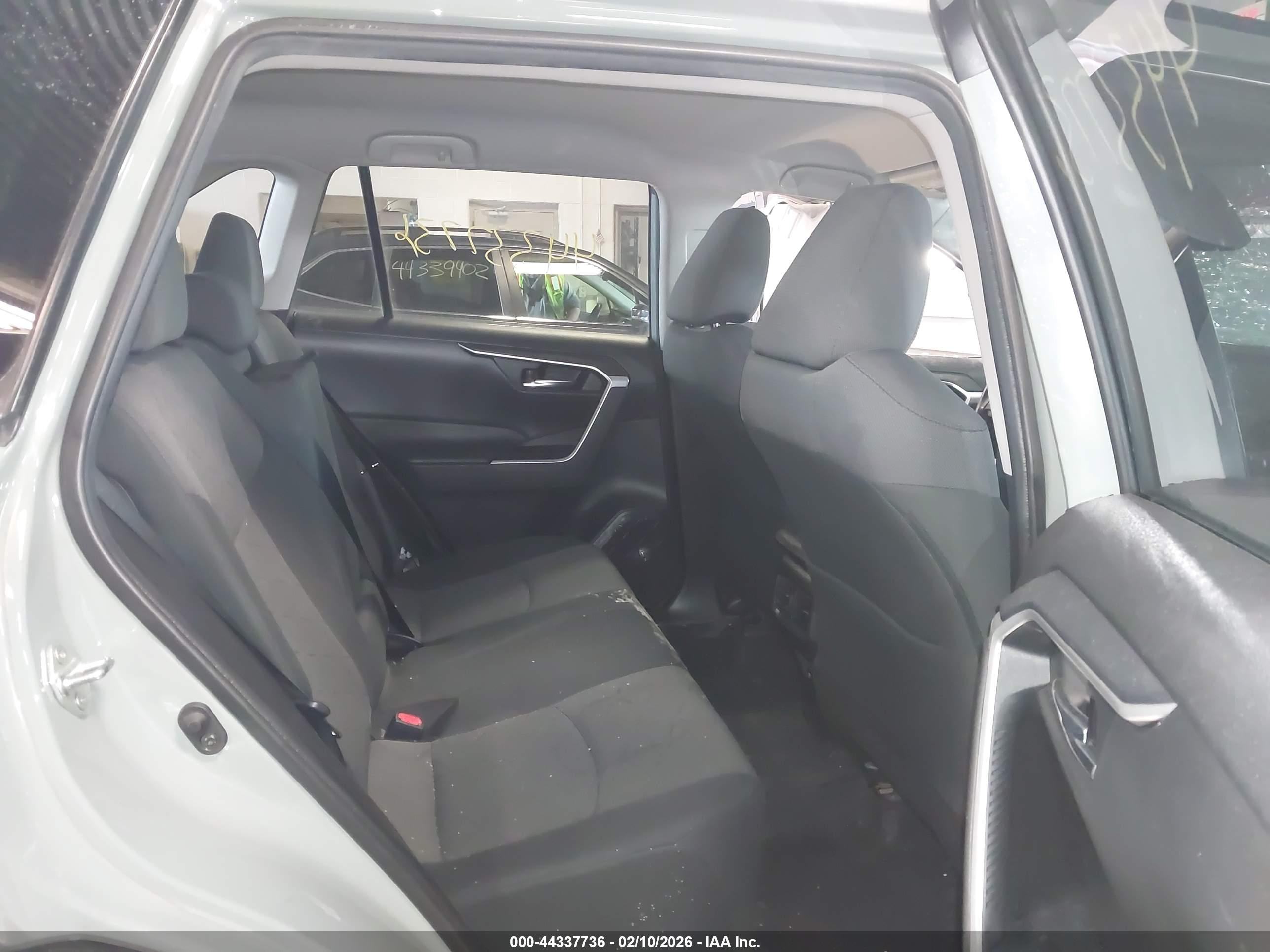 TOYOTA RAV4 image 8