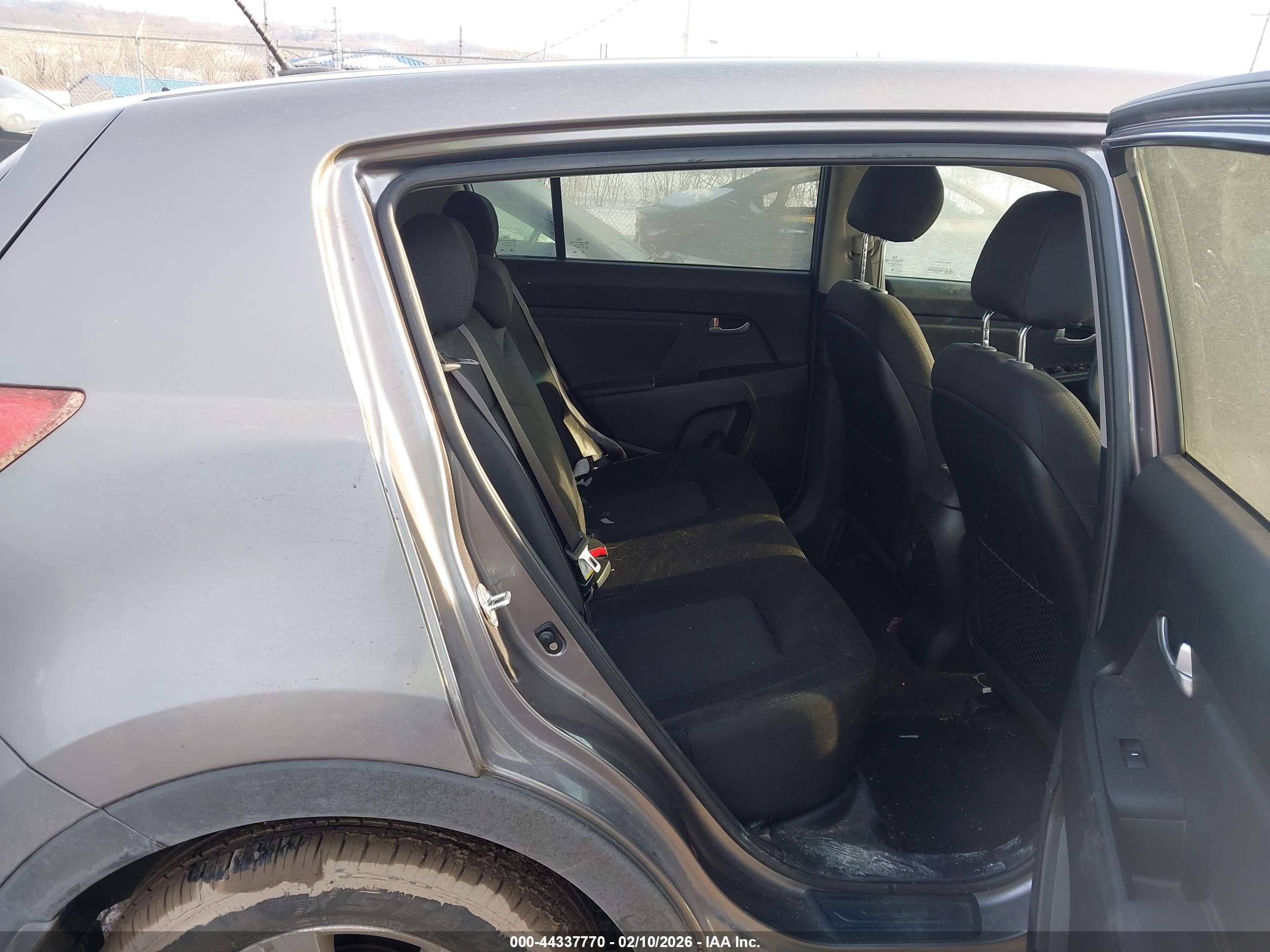KIA SPORTAGE image 8
