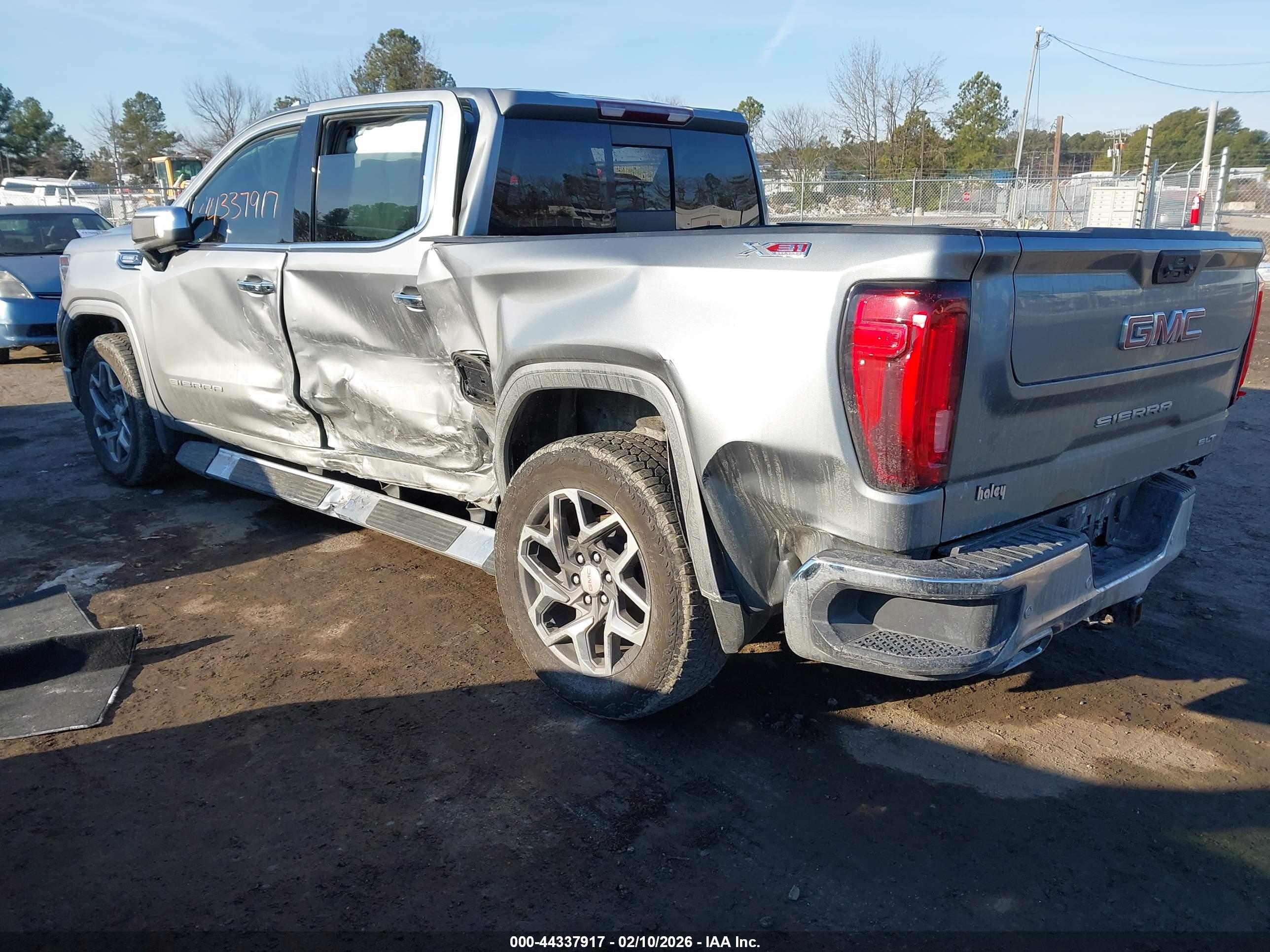 GMC SIERRA image 3
