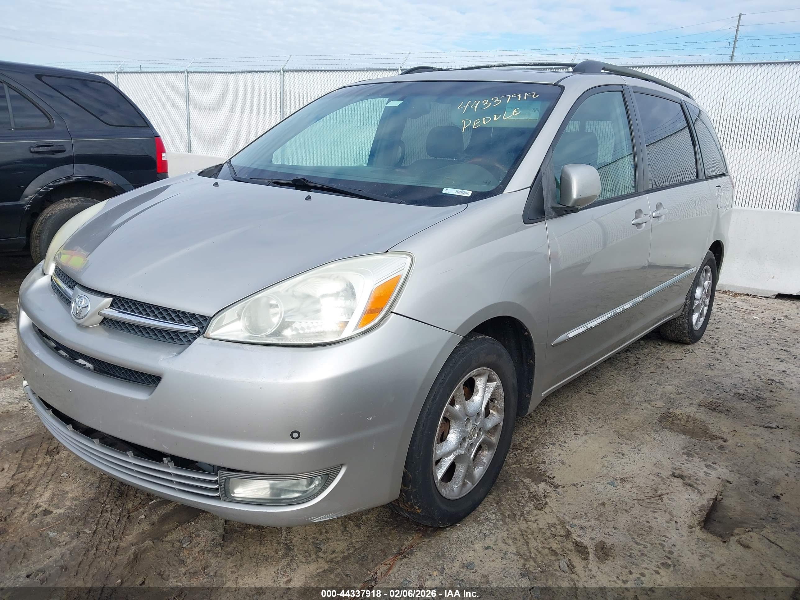 TOYOTA SIENNA image 2