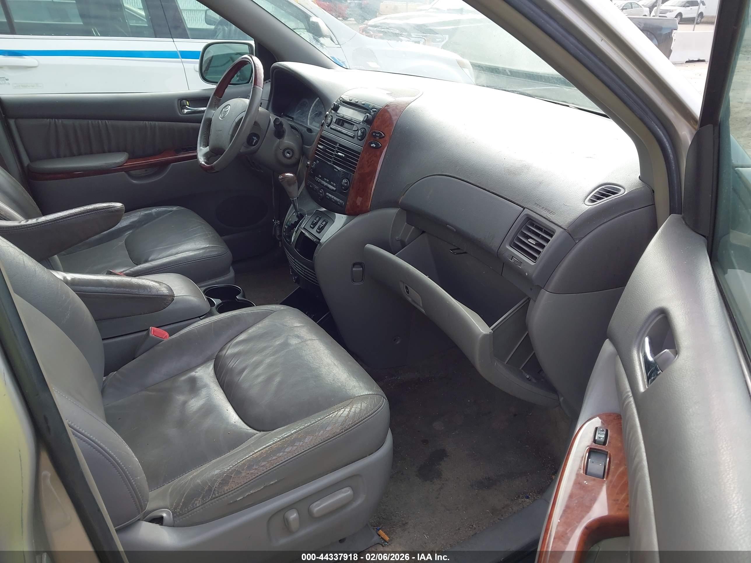 TOYOTA SIENNA image 5