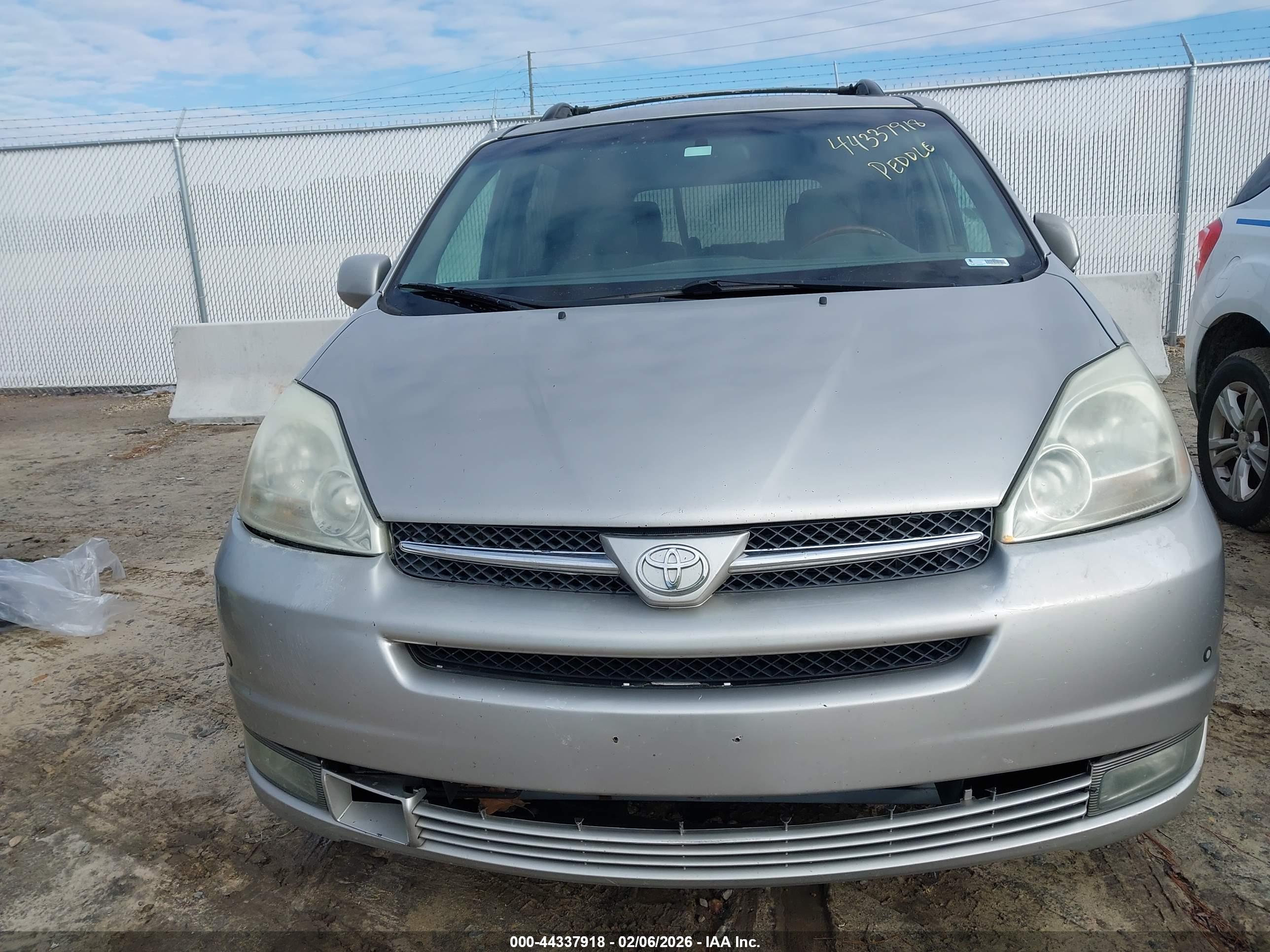 TOYOTA SIENNA image 6