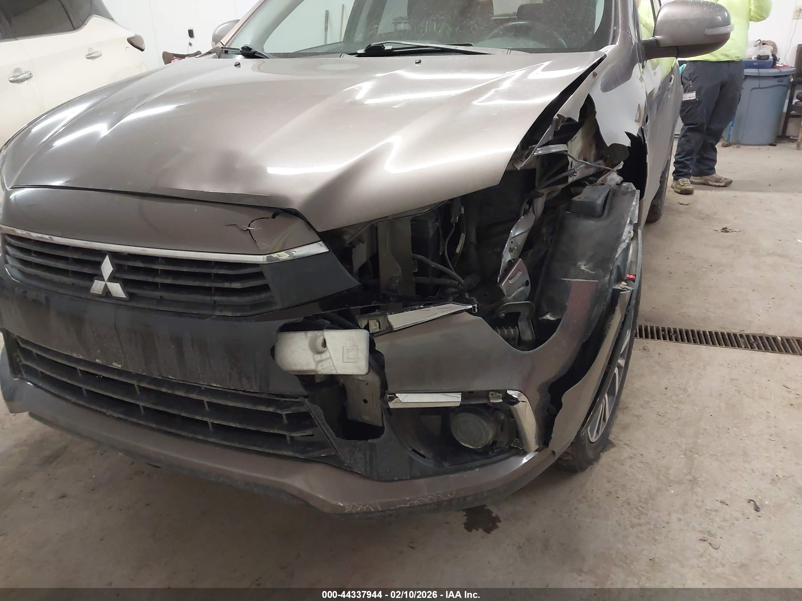 MITSUBISHI OUTLANDER image 6
