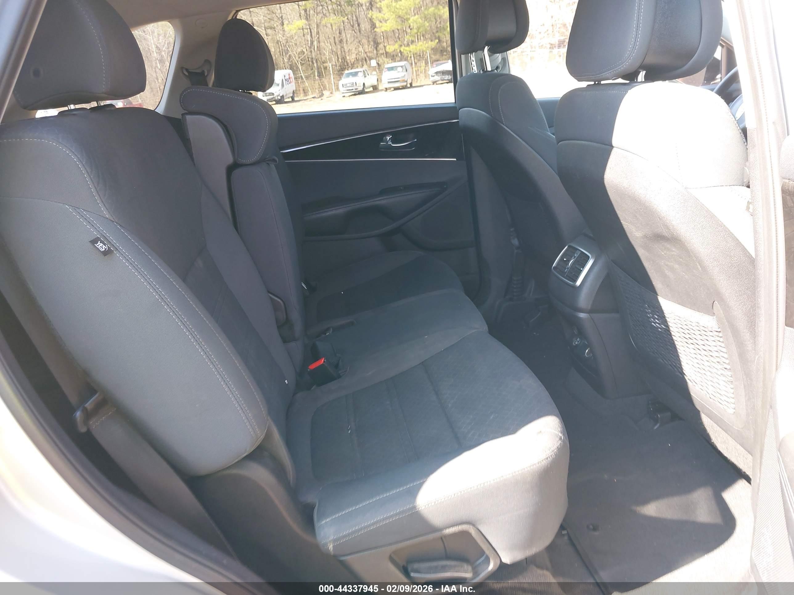 KIA SORENTO image 8