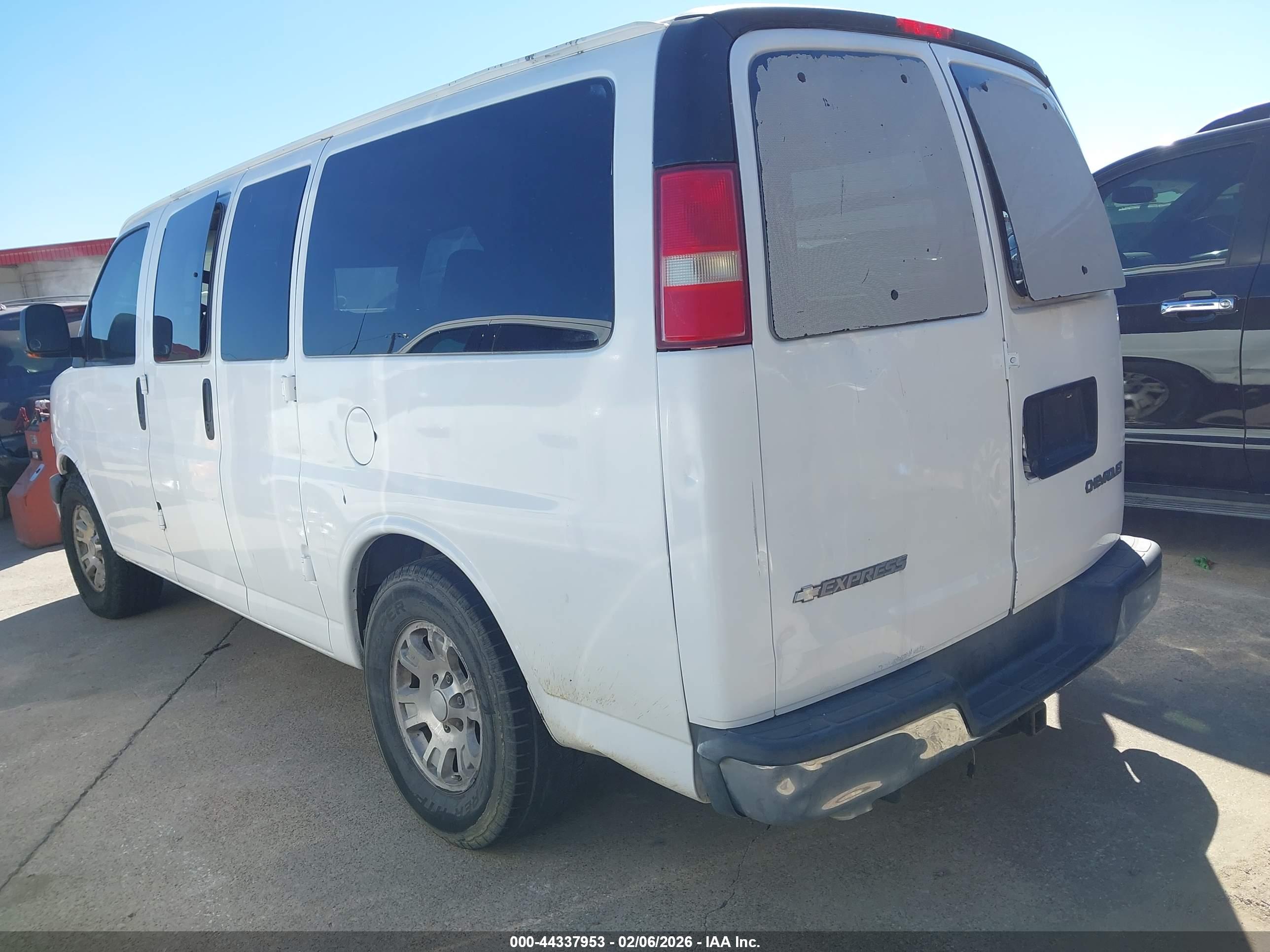 CHEVROLET EXPRESS image 3