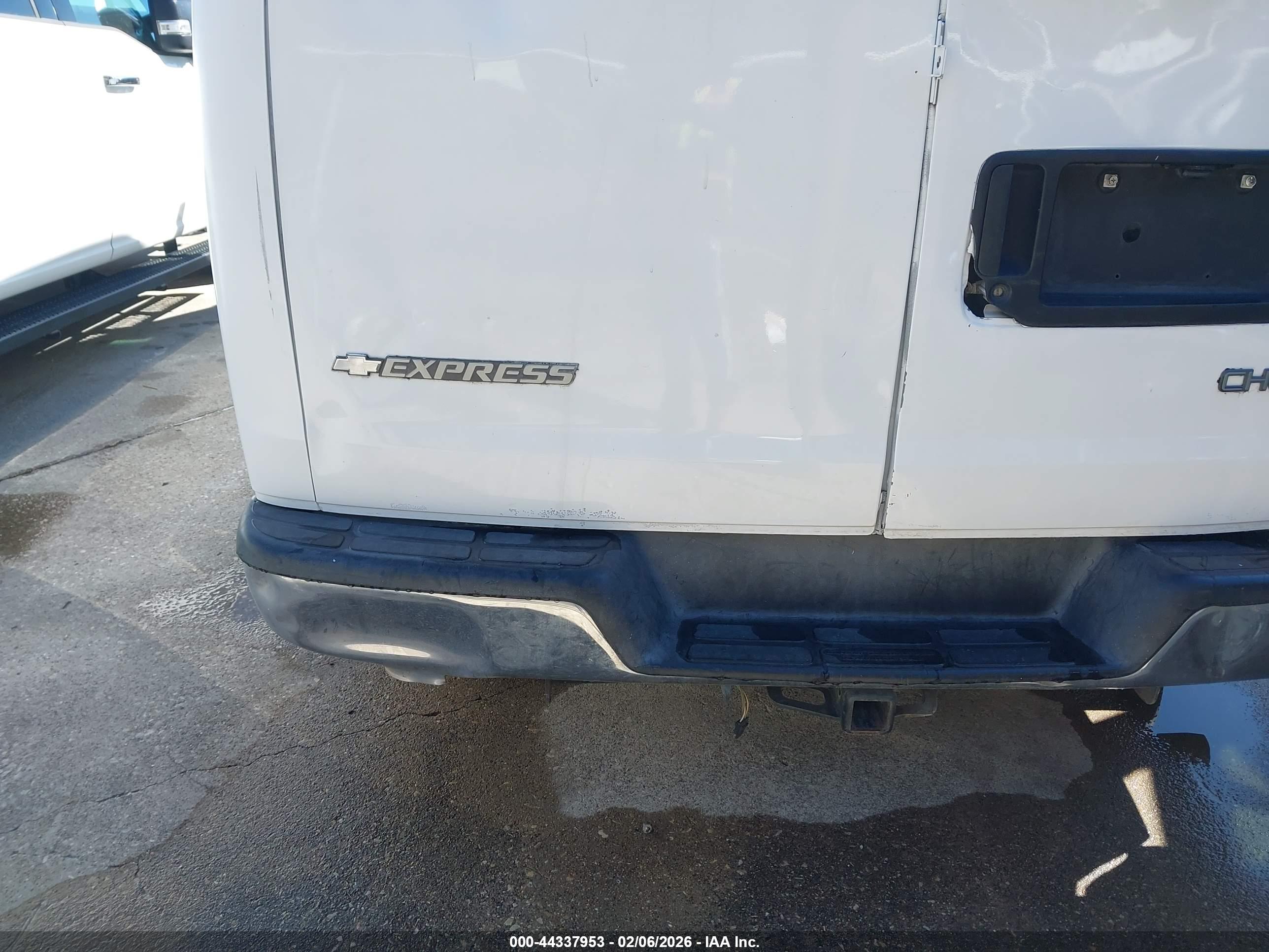 CHEVROLET EXPRESS image 6