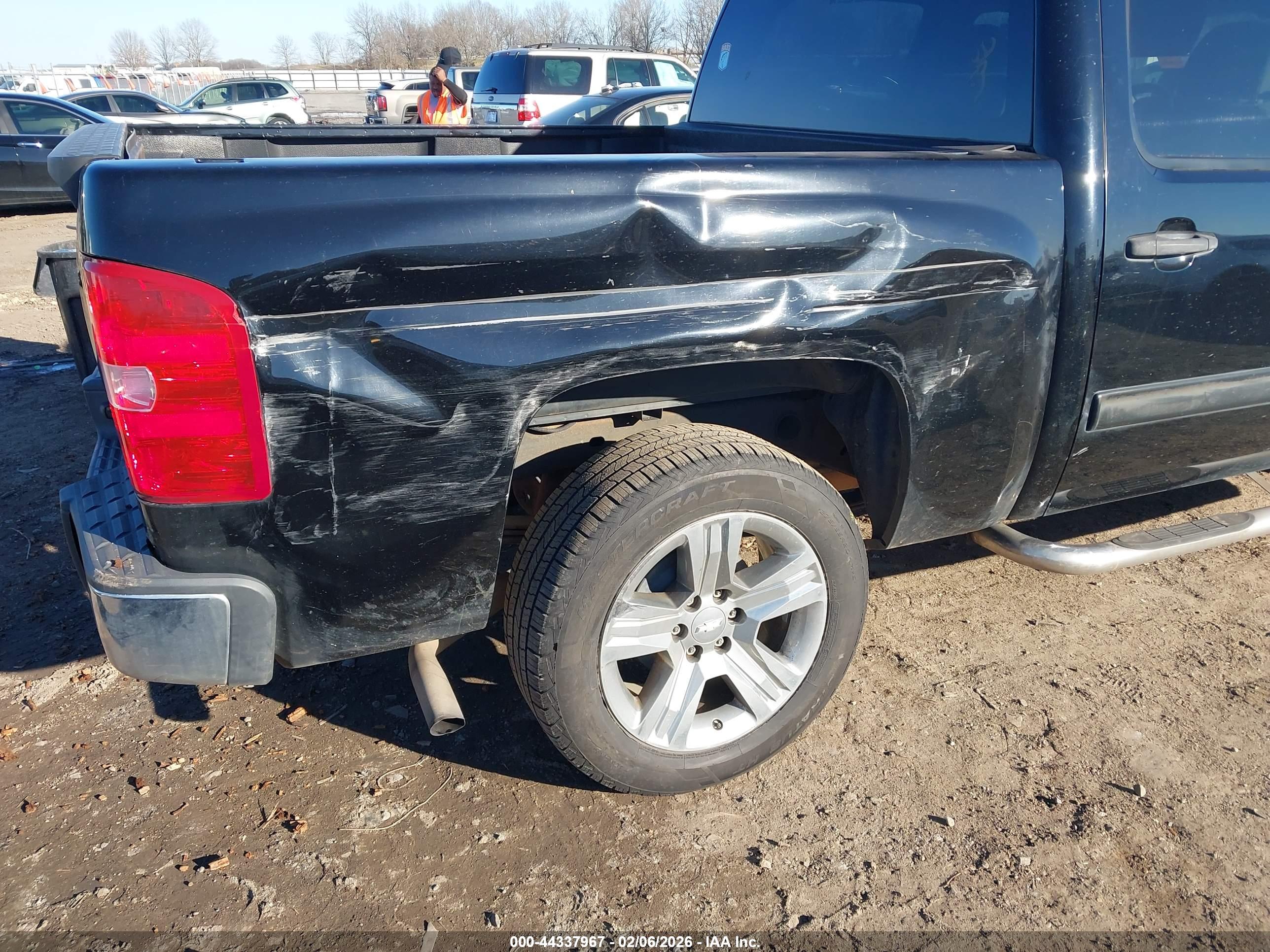 CHEVROLET SILVERADO image 6
