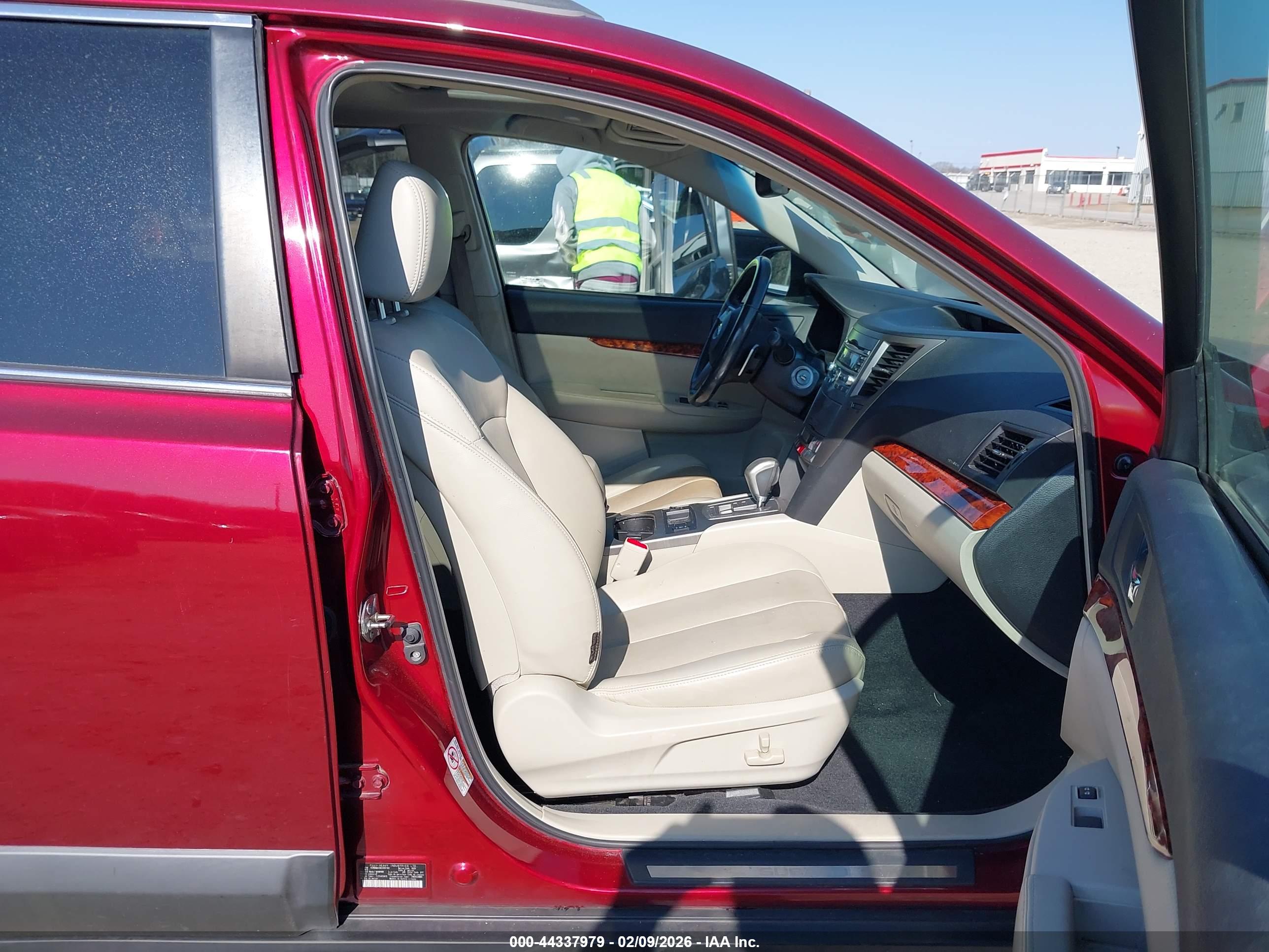 SUBARU OUTBACK image 5